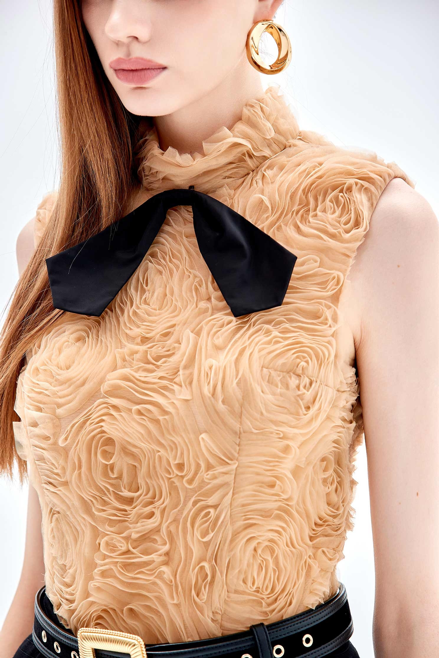 奶茶色小高領繞花背心上衣奶茶色小高領繞花背心上衣,一般背心,一般背心馬甲,上衣,秋冬穿搭,背心,花花世界,蝴蝶結