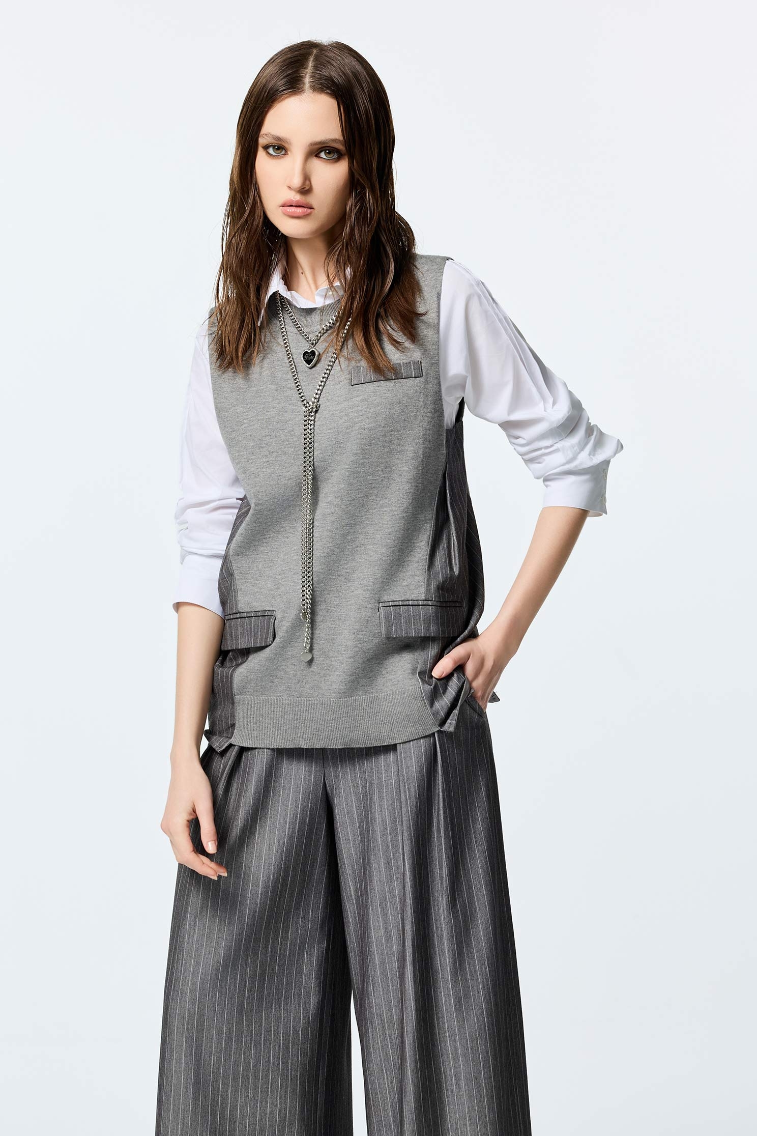 薄暮灰異材質拼接上衣薄暮灰異材質拼接上衣,一般背心,一般背心馬甲,上班OL穿搭,上衣,條紋,無袖背心,秋冬穿搭,背心,針織