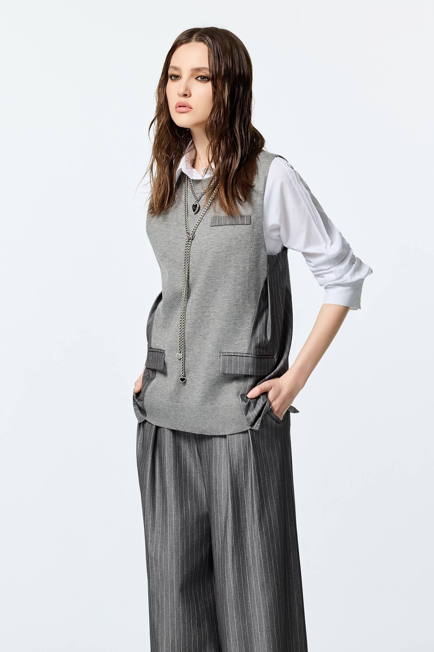 薄暮灰異材質拼接上衣薄暮灰異材質拼接上衣,一般背心,一般背心馬甲,上班OL穿搭,上衣,條紋,無袖背心,秋冬穿搭,背心,針織