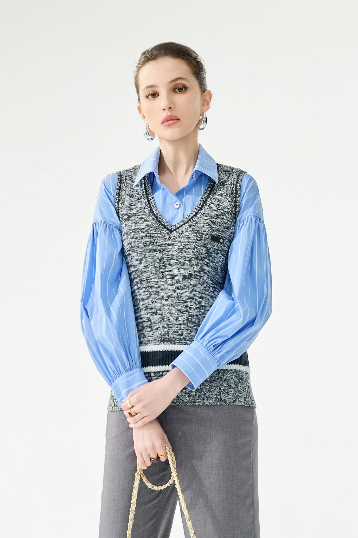 靜謐灰崁色邊針織背心靜謐灰崁色邊針織背心,V領背心,一般背心,一般背心馬甲,上班OL穿搭,秋冬穿搭,背心,針織,針織背心