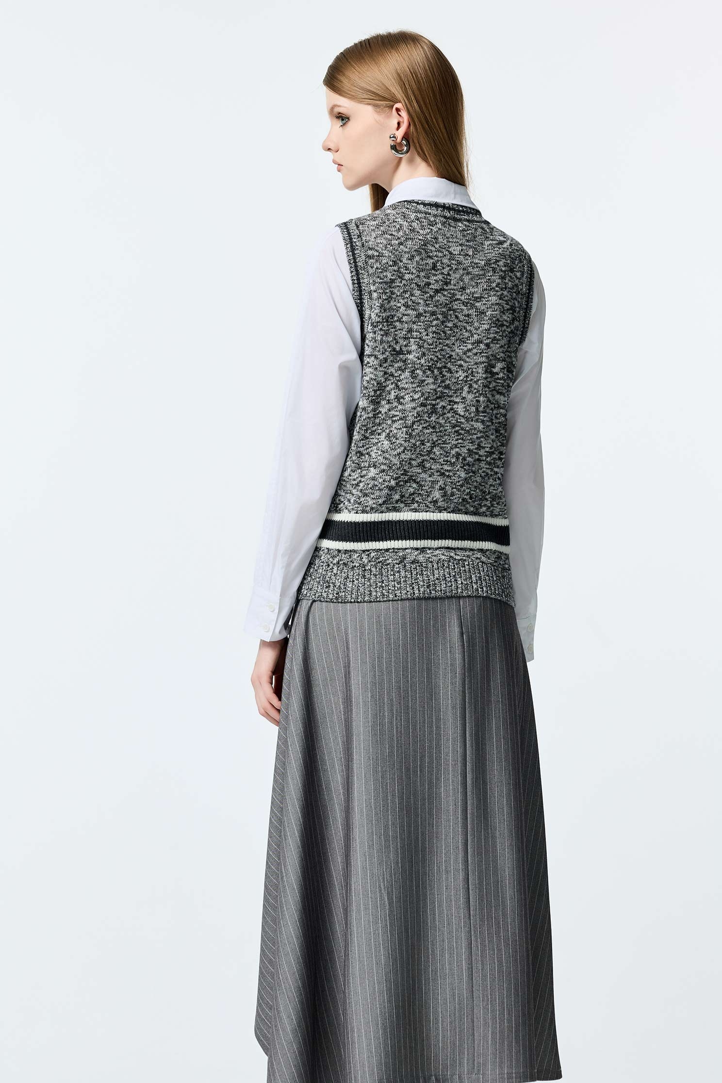 靜謐灰崁色邊針織背心靜謐灰崁色邊針織背心,V領背心,一般背心,一般背心馬甲,上班OL穿搭,秋冬穿搭,背心,針織,針織背心