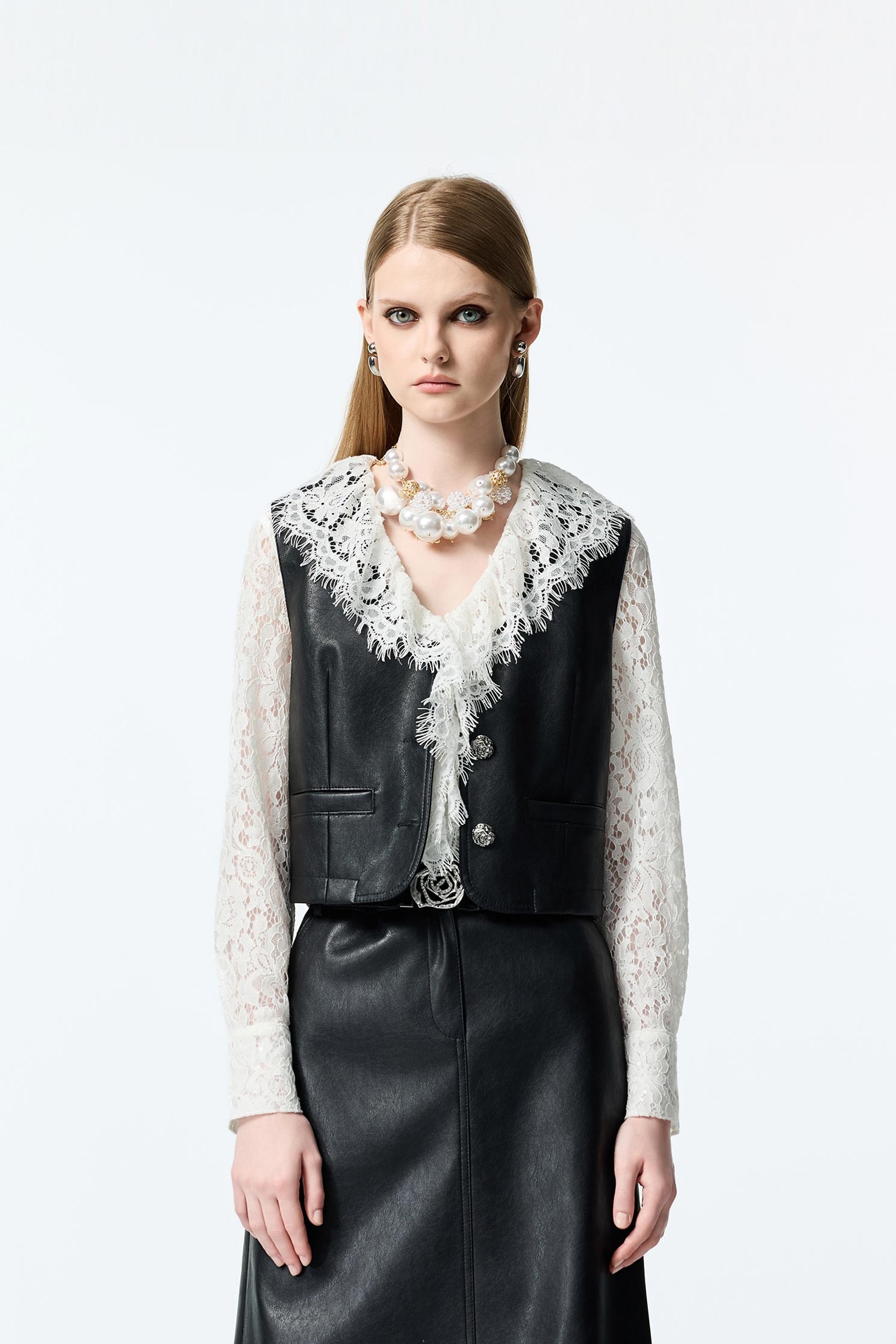 皮革合身西裝式背心皮革合身西裝式背心,一般背心,一般背心馬甲,上班OL穿搭,時髦成套搭配,皮革,秋冬穿搭,背心