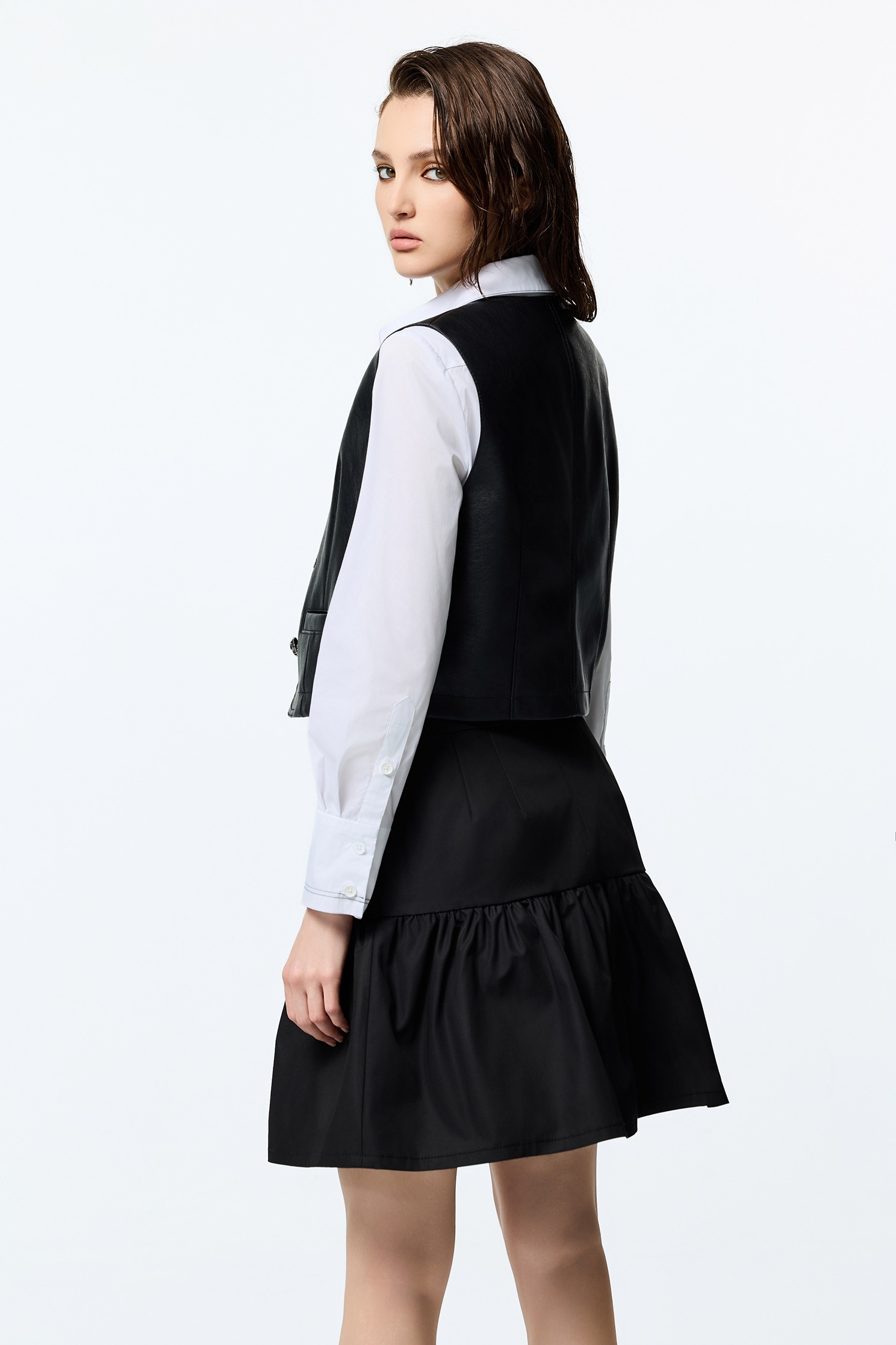 皮革合身西裝式背心皮革合身西裝式背心,一般背心,一般背心馬甲,上班OL穿搭,時髦成套搭配,皮革,秋冬穿搭,背心