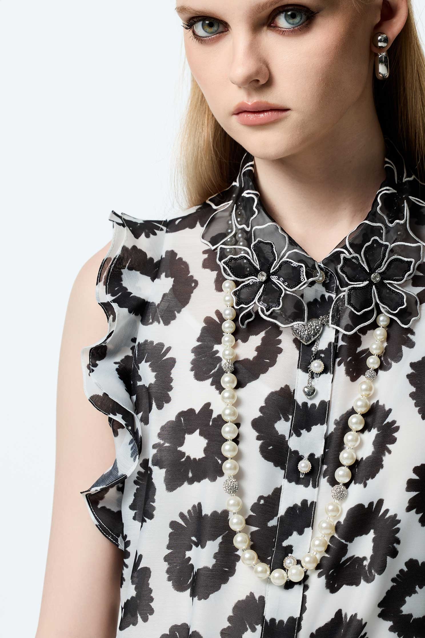 黑白手繪花荷葉背心上衣黑白手繪花荷葉背心上衣,一般背心,一般背心馬甲,上衣,時髦成套搭配,珍珠,秋冬穿搭,背心,荷葉