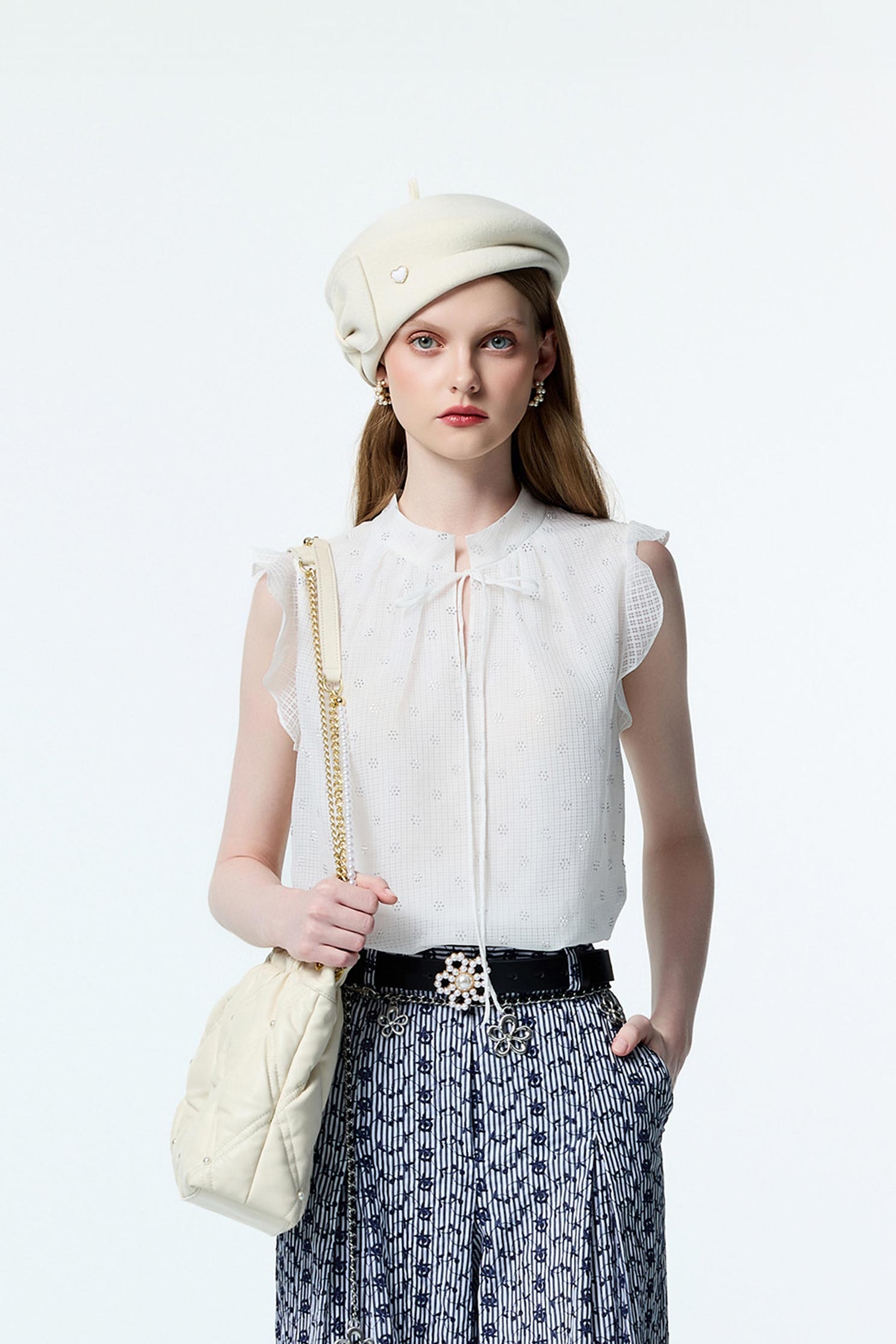 白奎色閃亮光澤上衣白奎色閃亮光澤上衣,上班OL穿搭,上衣,人氣商品,秋冬穿搭,約會特輯,花花世界,輕奢度假,輕奢渡假