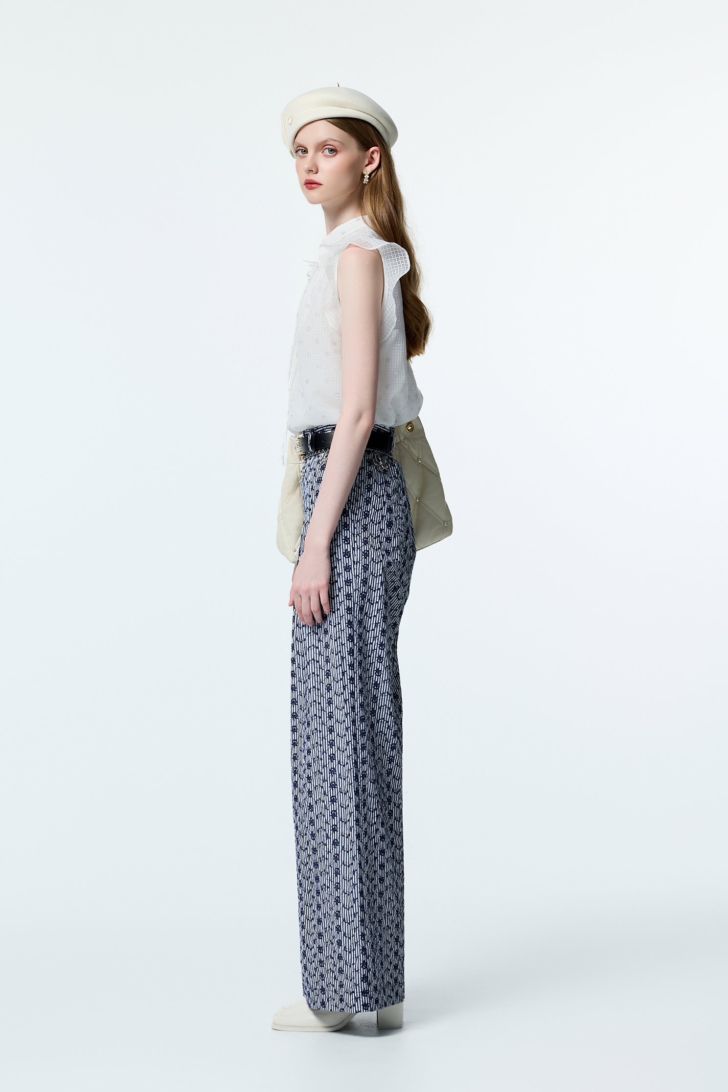 白奎色閃亮光澤上衣白奎色閃亮光澤上衣,上班OL穿搭,上衣,人氣商品,秋冬穿搭,約會特輯,花花世界,輕奢度假,輕奢渡假