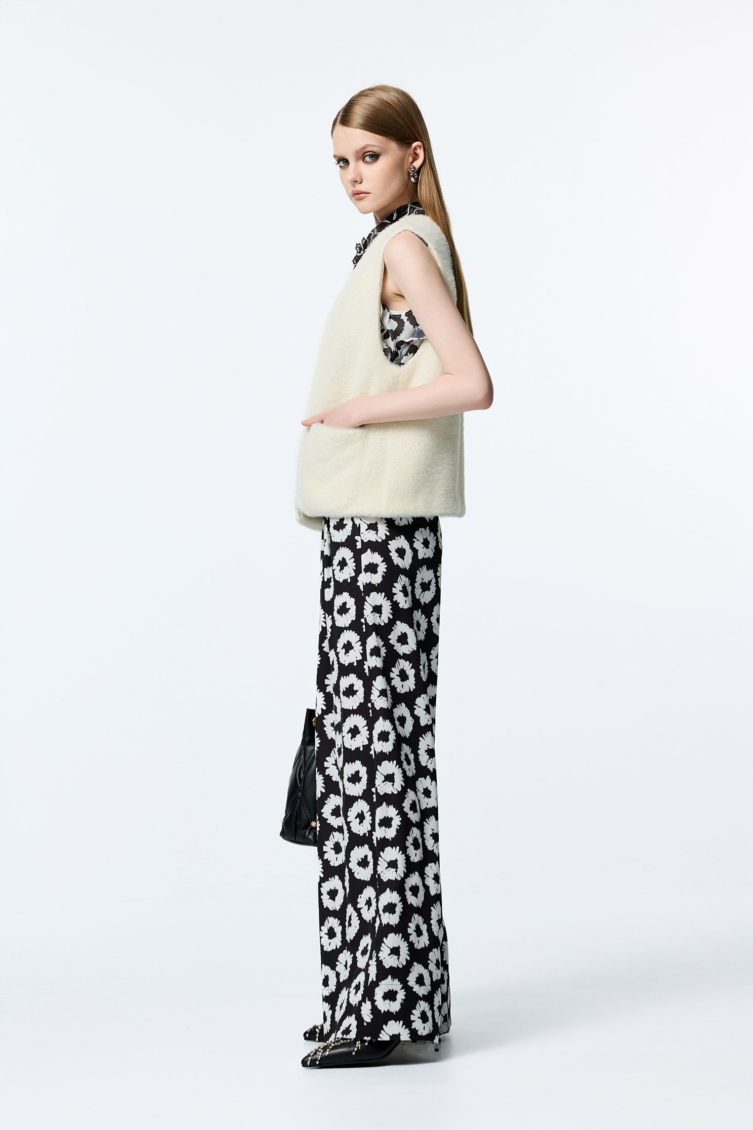 針織仿兔絨感珍珠背心針織仿兔絨感珍珠背心,一般背心,一般背心馬甲,上班OL穿搭,人氣商品,珍珠,秋冬穿搭,約會特輯,背心,針織,針織背心