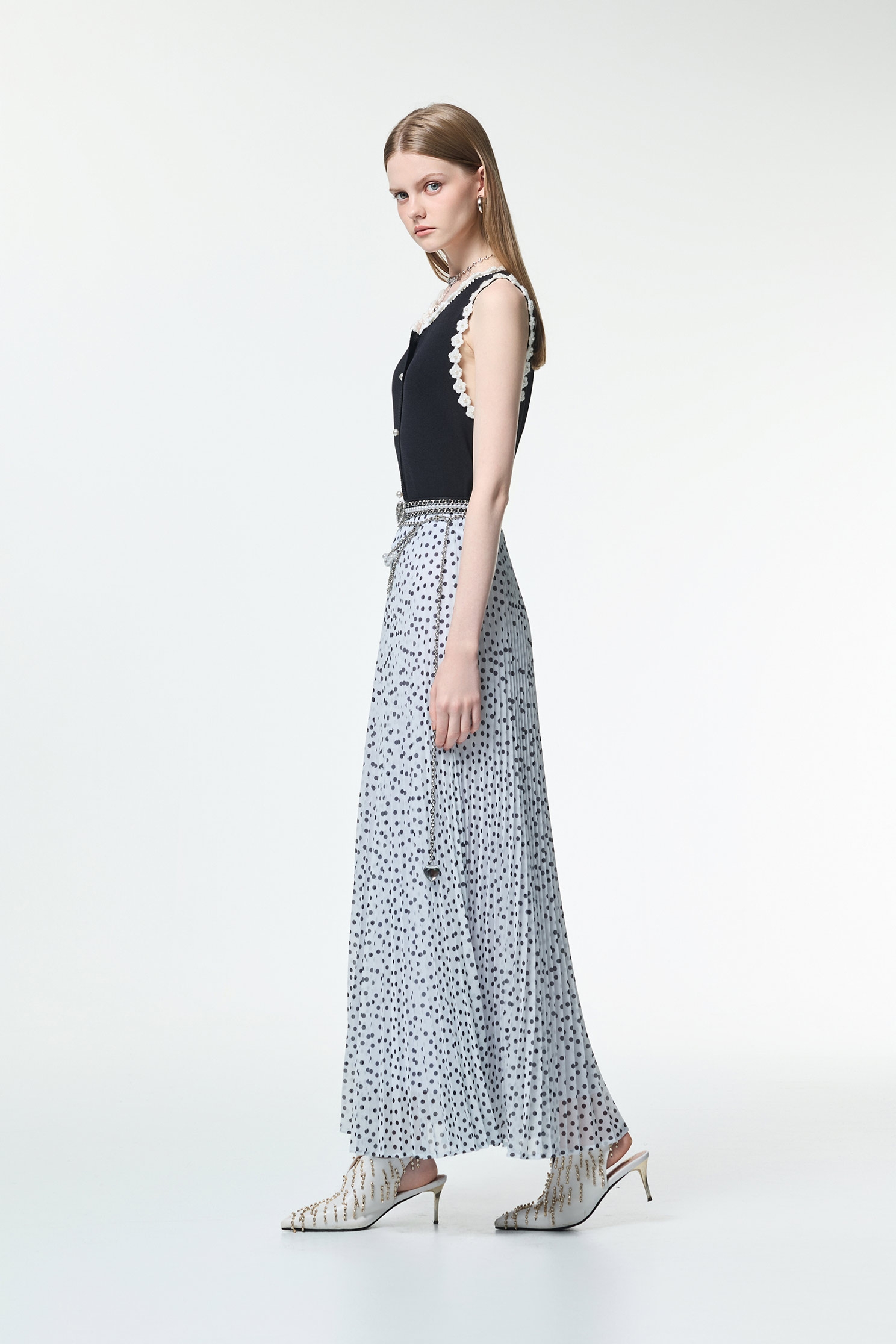 珍珠小花縫飾背心針織珍珠小花縫飾背心針織,一般背心,一般背心馬甲,上班OL穿搭,人氣商品,珍珠,秋冬穿搭,簡約穿搭,約會特輯,背心,花花世界,輕奢度假,輕奢渡假,針織