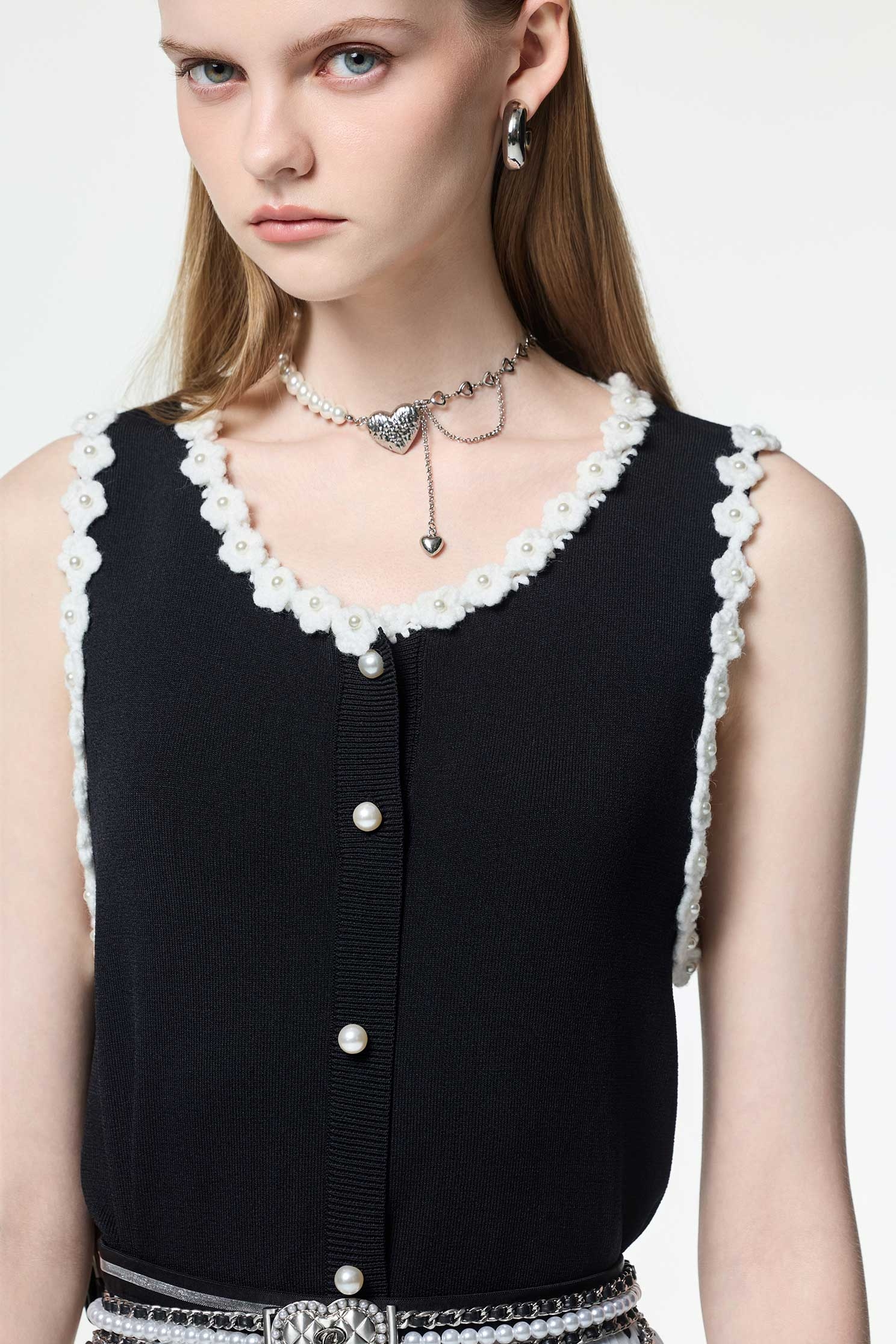 珍珠小花縫飾背心針織珍珠小花縫飾背心針織,一般背心,一般背心馬甲,上班OL穿搭,人氣商品,珍珠,秋冬穿搭,簡約穿搭,約會特輯,背心,花花世界,輕奢度假,輕奢渡假,針織