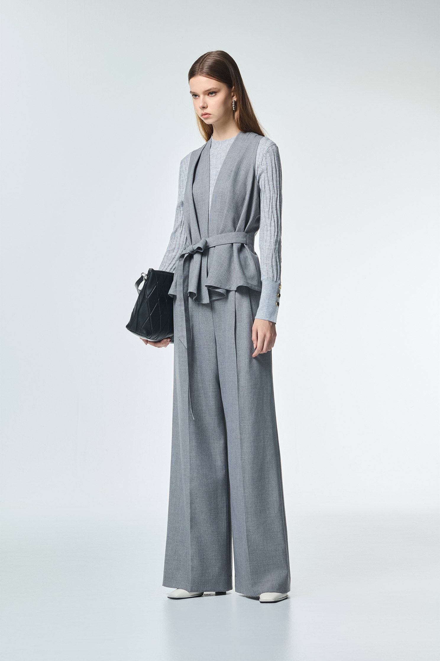 安靜灰背心式綁帶外套安靜灰背心式綁帶外套,V領背心,一般背心,一般背心馬甲,上班OL穿搭,外套,時髦成套搭配,無袖背心,秋冬穿搭,背心