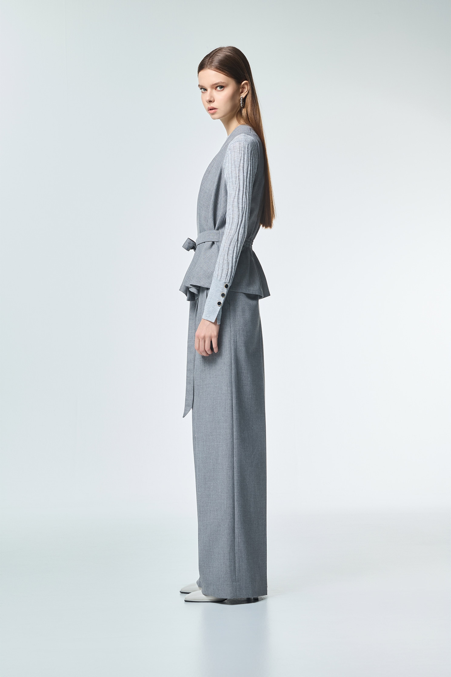 安靜灰背心式綁帶外套安靜灰背心式綁帶外套,V領背心,一般背心,一般背心馬甲,上班OL穿搭,外套,時髦成套搭配,無袖背心,秋冬穿搭,背心