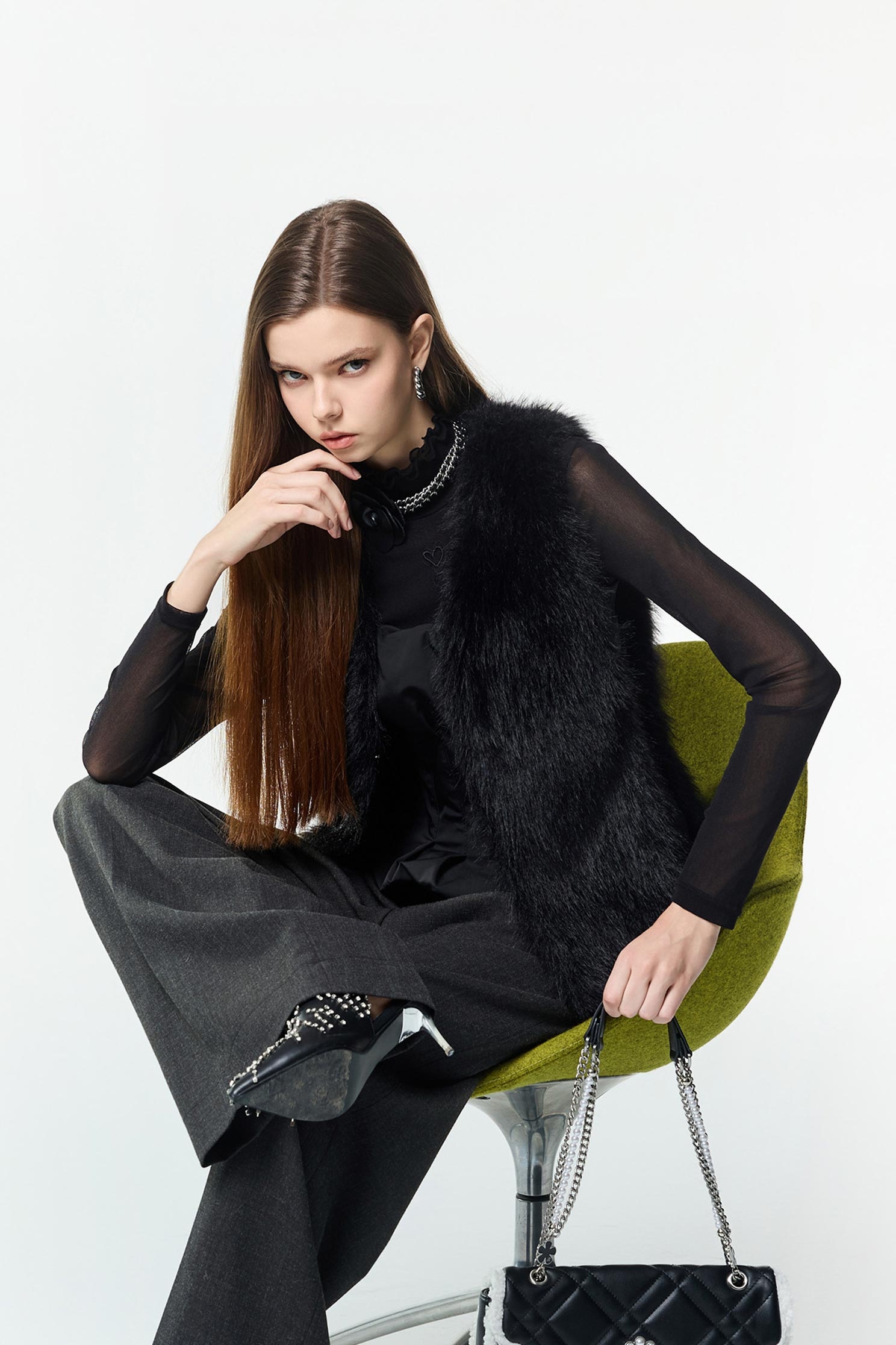 顯瘦黑仿皮草背心顯瘦黑仿皮草背心,V領背心,一般背心,一般背心馬甲,上班OL穿搭,秋冬穿搭,約會特輯,背心