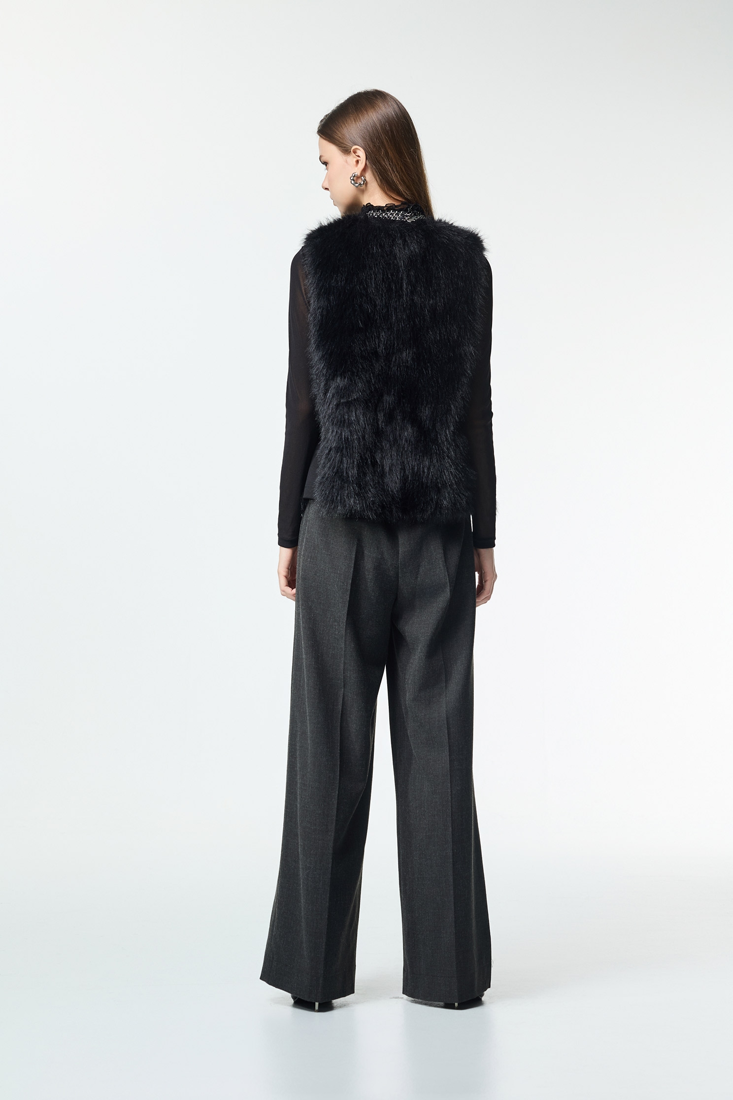 顯瘦黑仿皮草背心顯瘦黑仿皮草背心,V領背心,一般背心,一般背心馬甲,上班OL穿搭,秋冬穿搭,約會特輯,背心