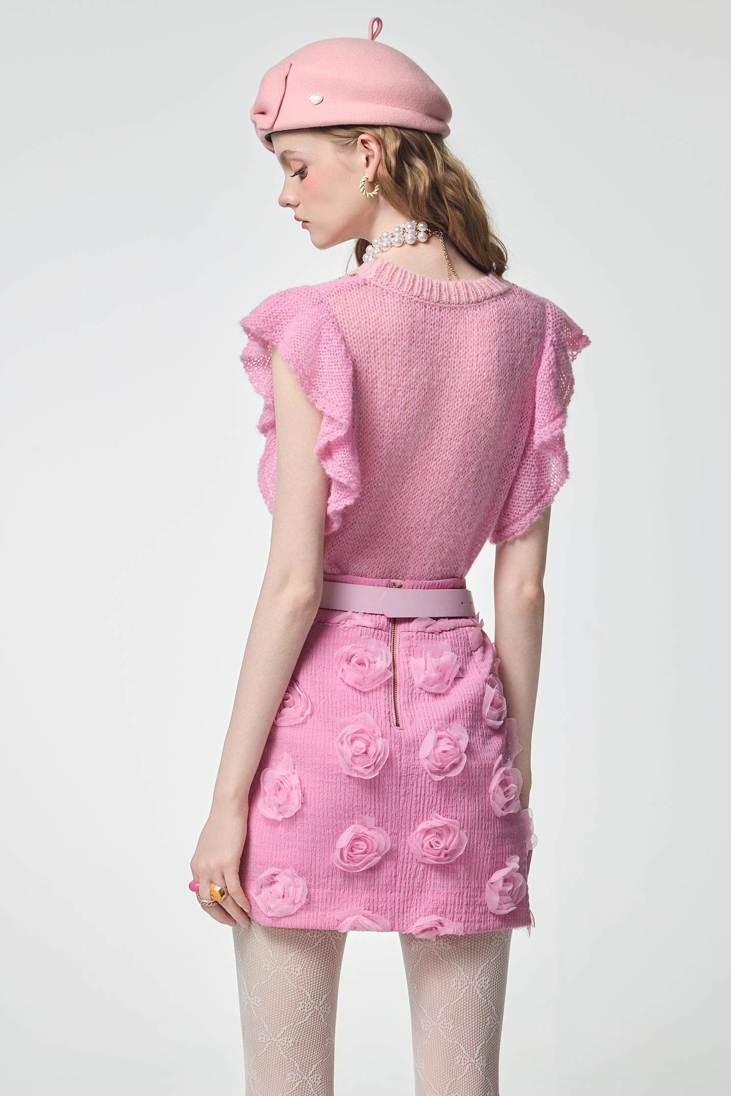 玫瑰石英粉荷葉袖針織上衣玫瑰石英粉荷葉袖針織上衣,一般背心,一般背心馬甲,上班OL穿搭,上衣,人氣商品,派對特輯,珍珠,秋冬穿搭,約會特輯,花花世界,荷葉,輕奢度假,輕奢渡假,針織,針織上衣,項鍊