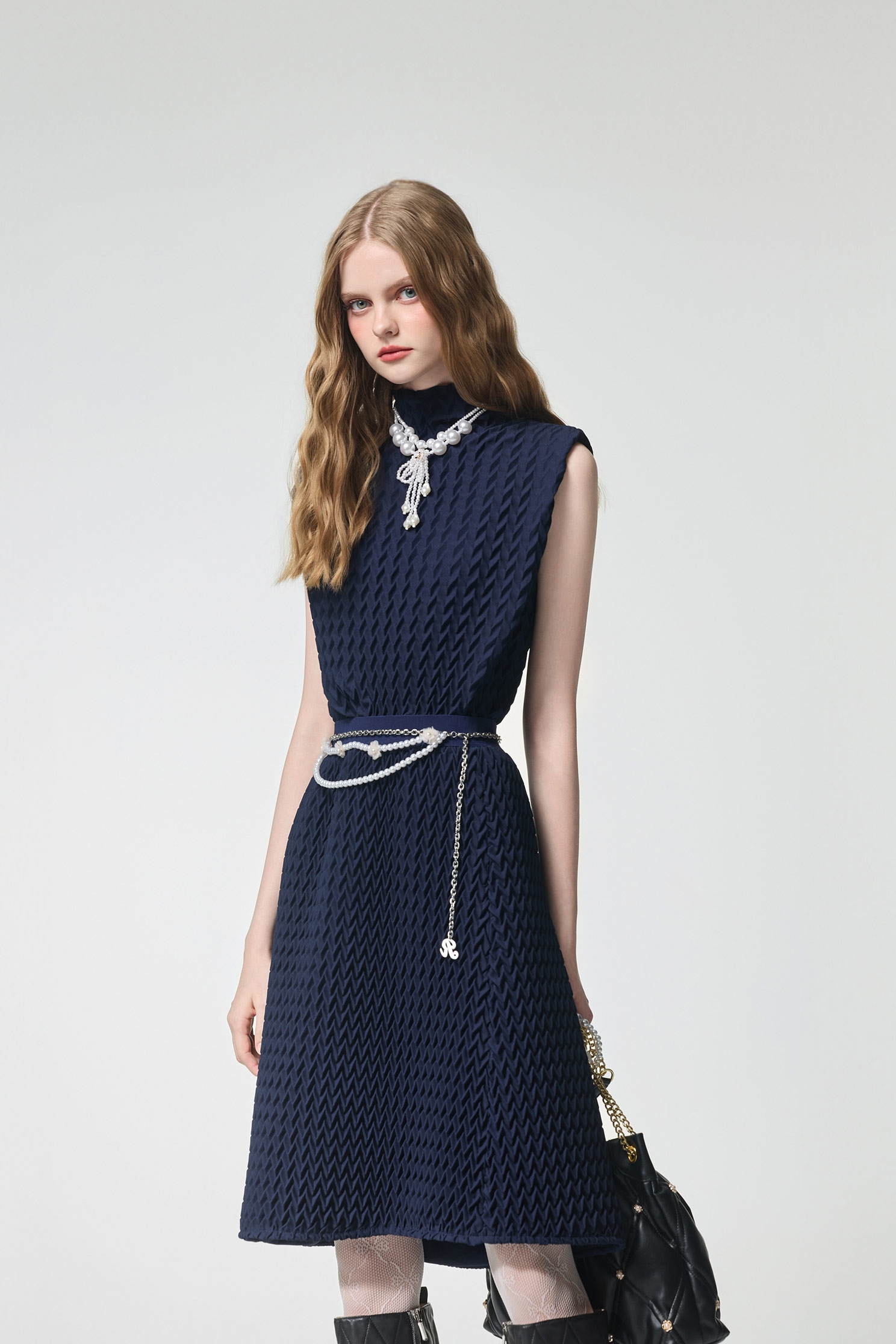 濃厚靛藍立體壓摺上衣濃厚靛藍立體壓摺上衣,上班OL穿搭,上衣,時髦成套搭配,無袖背心,秋冬穿搭,約會特輯,背心