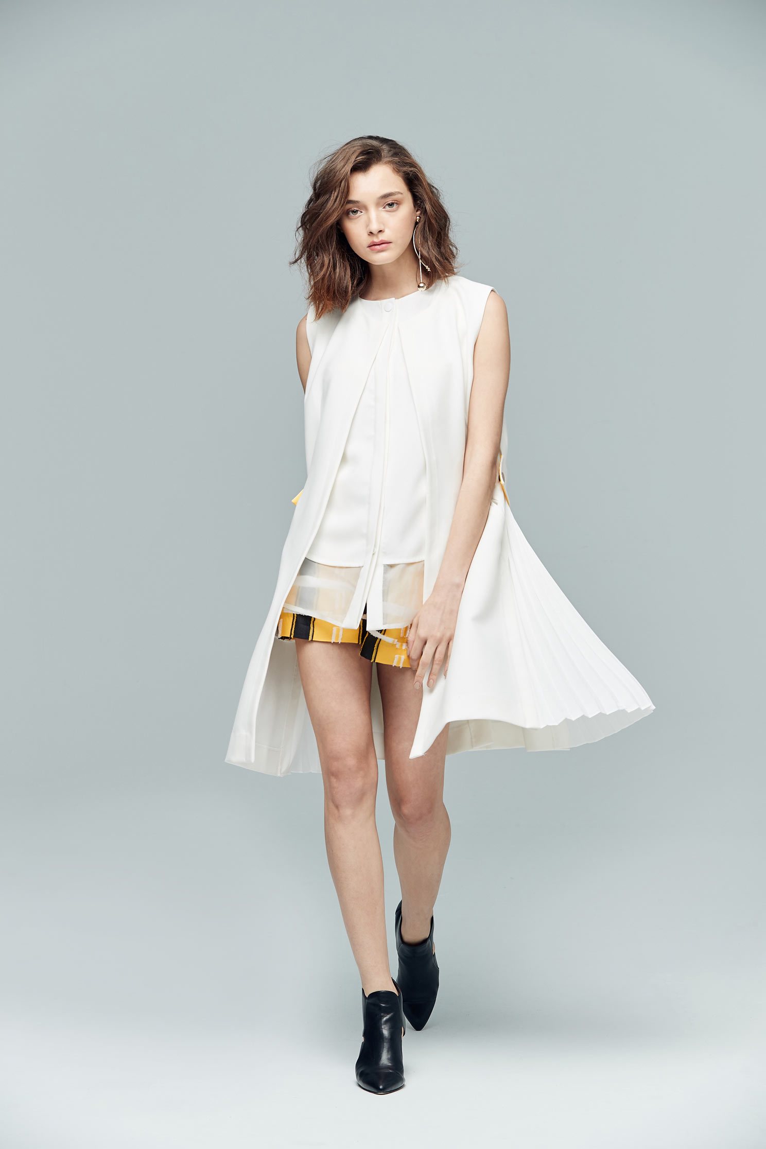 Elegant sleeveless jacket,外套,白色背心,vest
