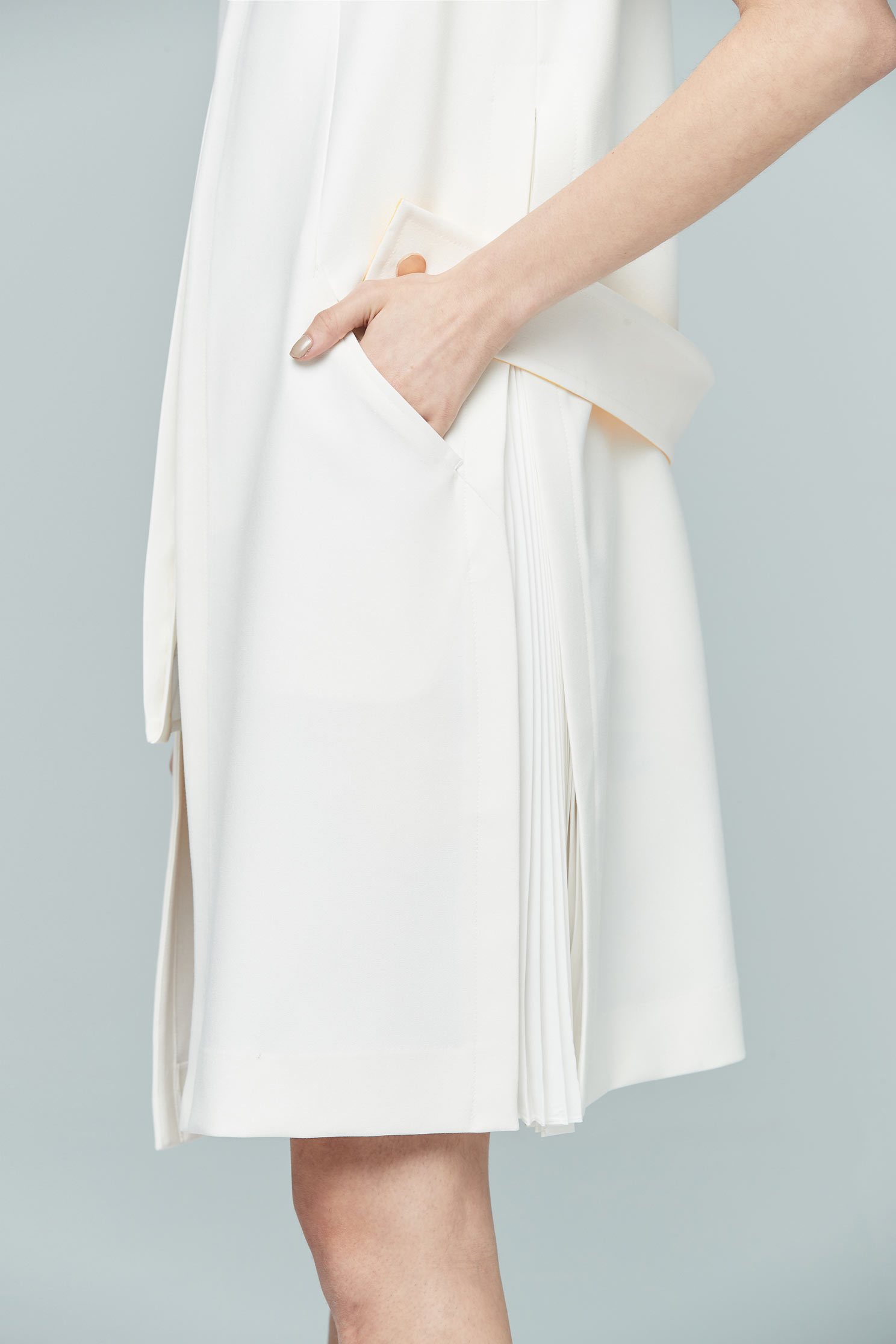 Elegant sleeveless jacket,外套,白色背心,vest