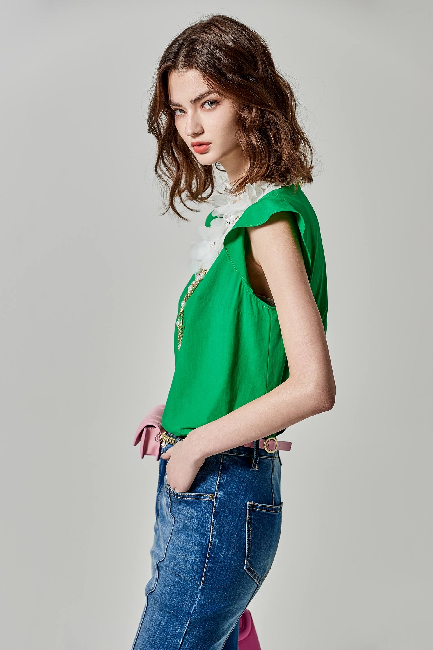 耀光綠蕾絲領片上衣耀光綠蕾絲領片上衣,V領背心,一般背心,一般背心馬甲,上衣,刺繡,春夏穿搭,約會特輯,背心,荷葉,蕾絲