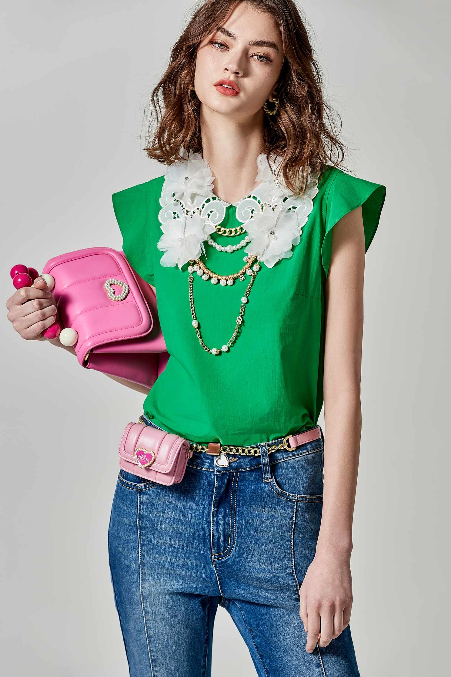 耀光綠蕾絲領片上衣耀光綠蕾絲領片上衣,V領背心,一般背心,一般背心馬甲,上衣,刺繡,春夏穿搭,約會特輯,背心,荷葉,蕾絲