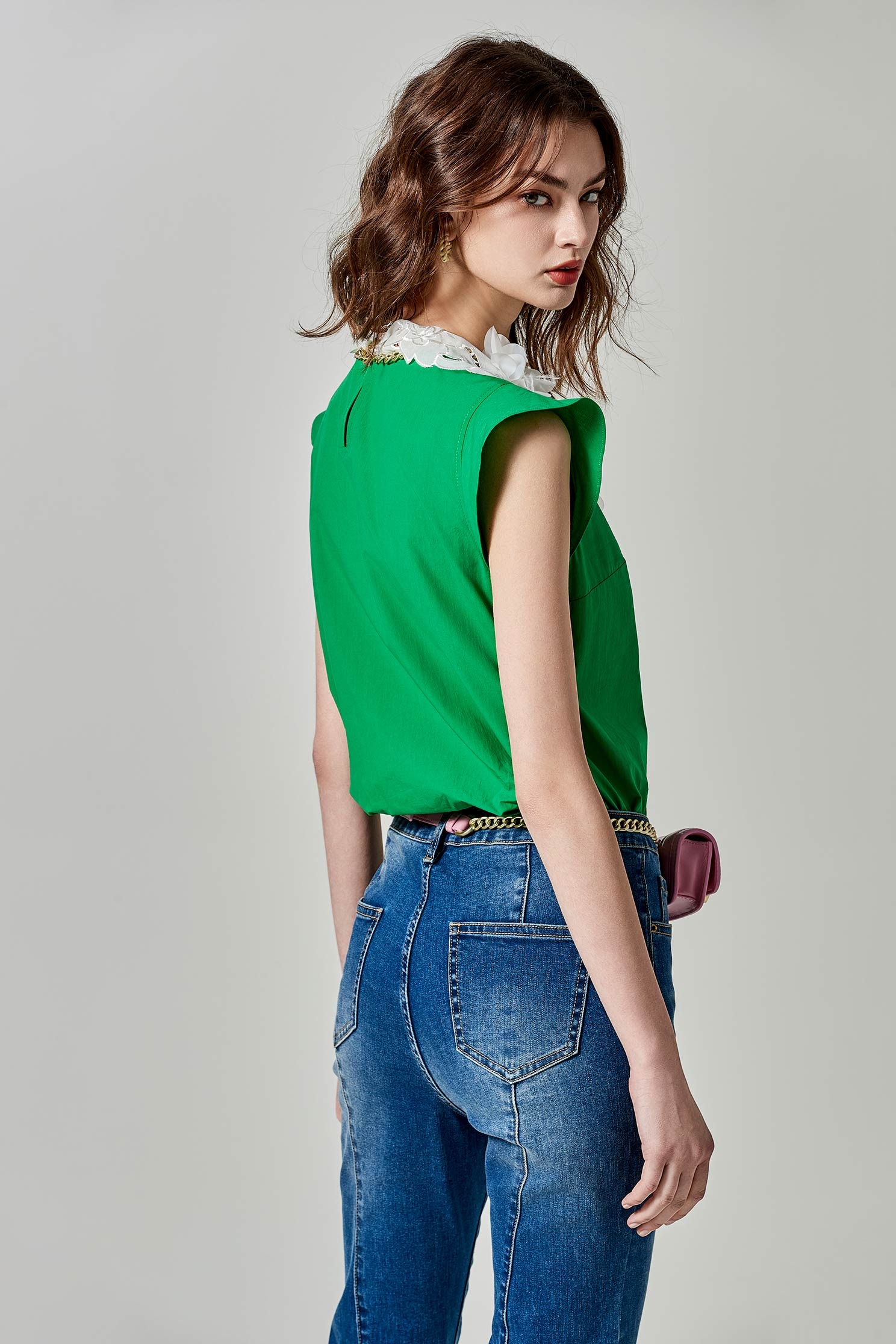 耀光綠蕾絲領片上衣耀光綠蕾絲領片上衣,V領背心,一般背心,一般背心馬甲,上衣,刺繡,春夏穿搭,約會特輯,背心,荷葉,蕾絲