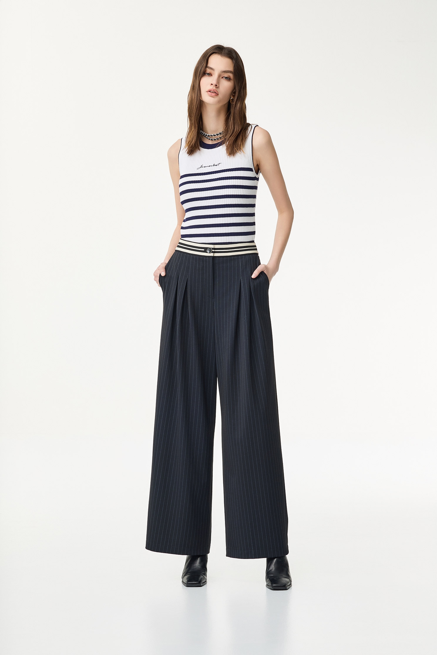 午夜藍條紋繡花針織小背心午夜藍條紋繡花針織小背心,一般背心,一般背心馬甲,春夏穿搭,條紋,白色背心,繡花,背心,針織,針織背心