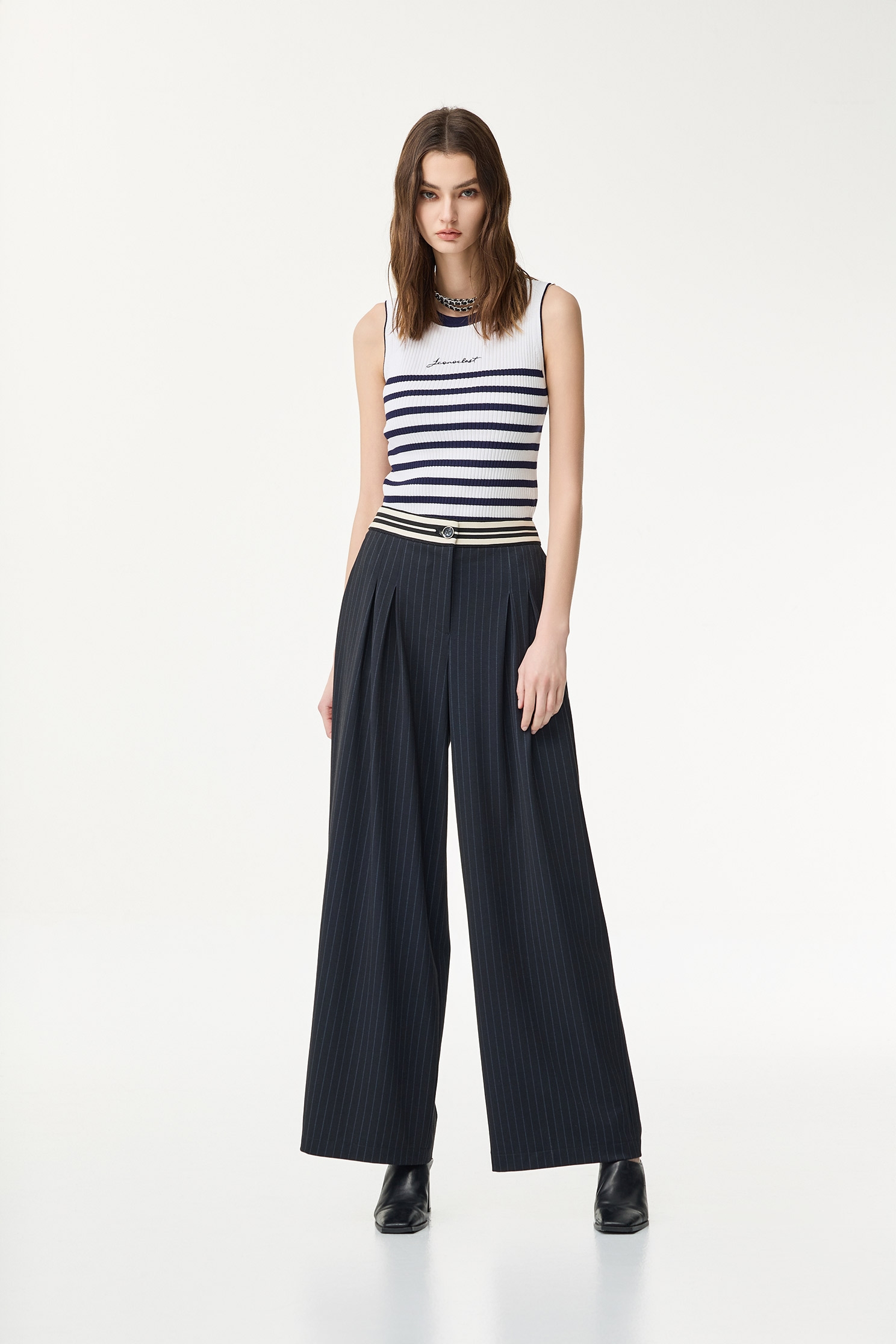 午夜藍條紋繡花針織小背心午夜藍條紋繡花針織小背心,一般背心,一般背心馬甲,春夏穿搭,條紋,白色背心,繡花,背心,針織,針織背心