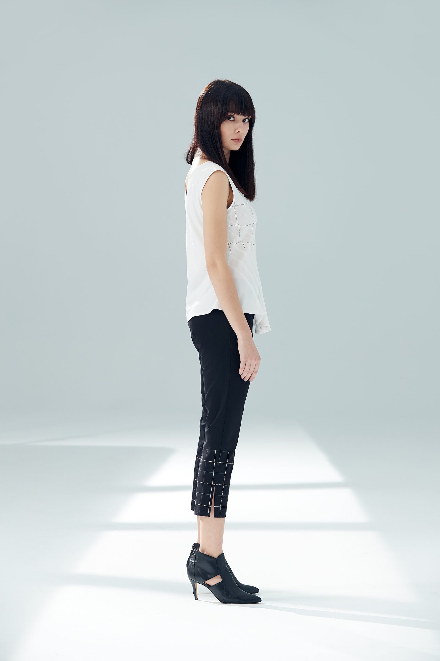 Slim fit sleeveless vest