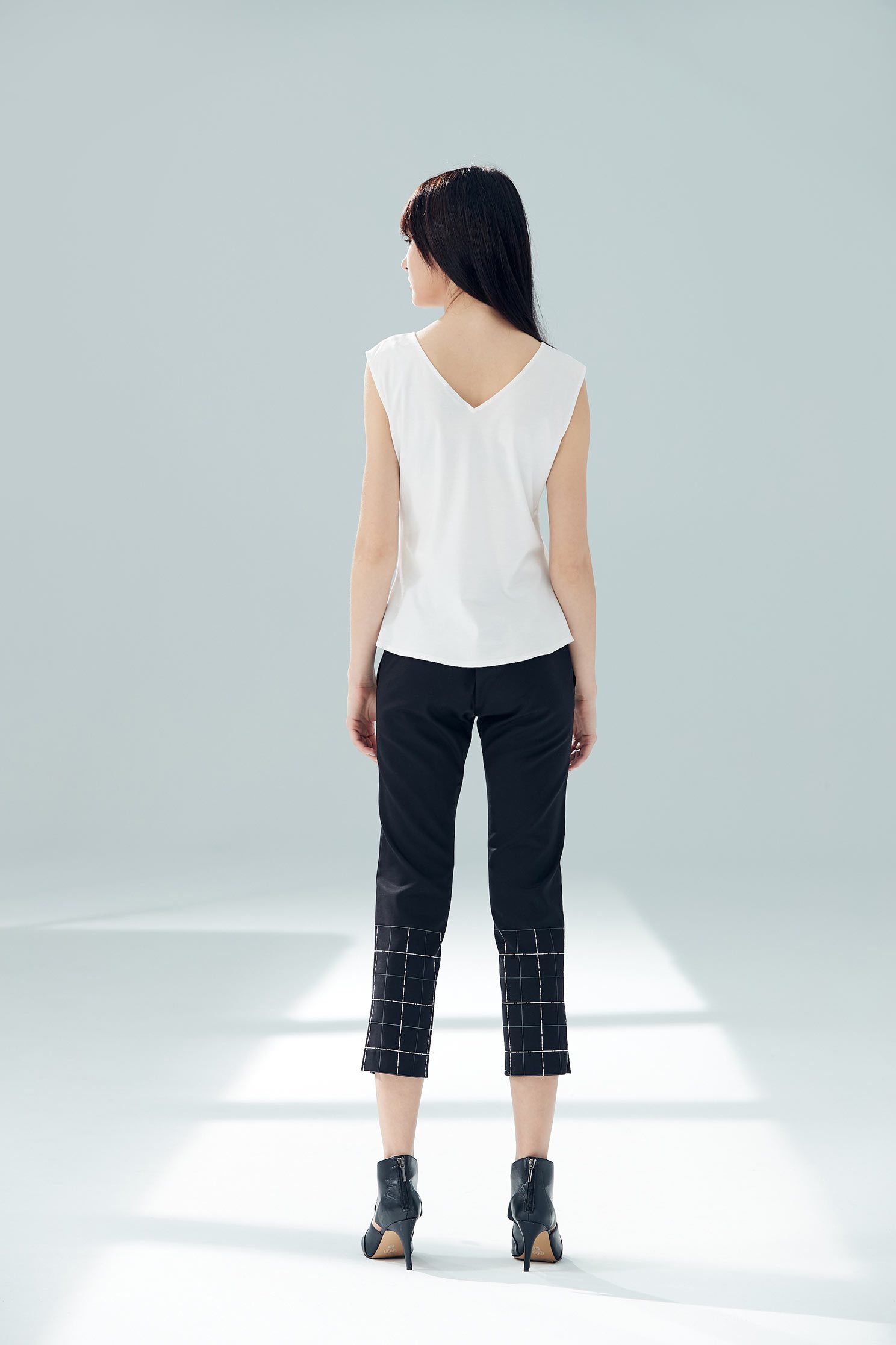 Slim fit sleeveless vest