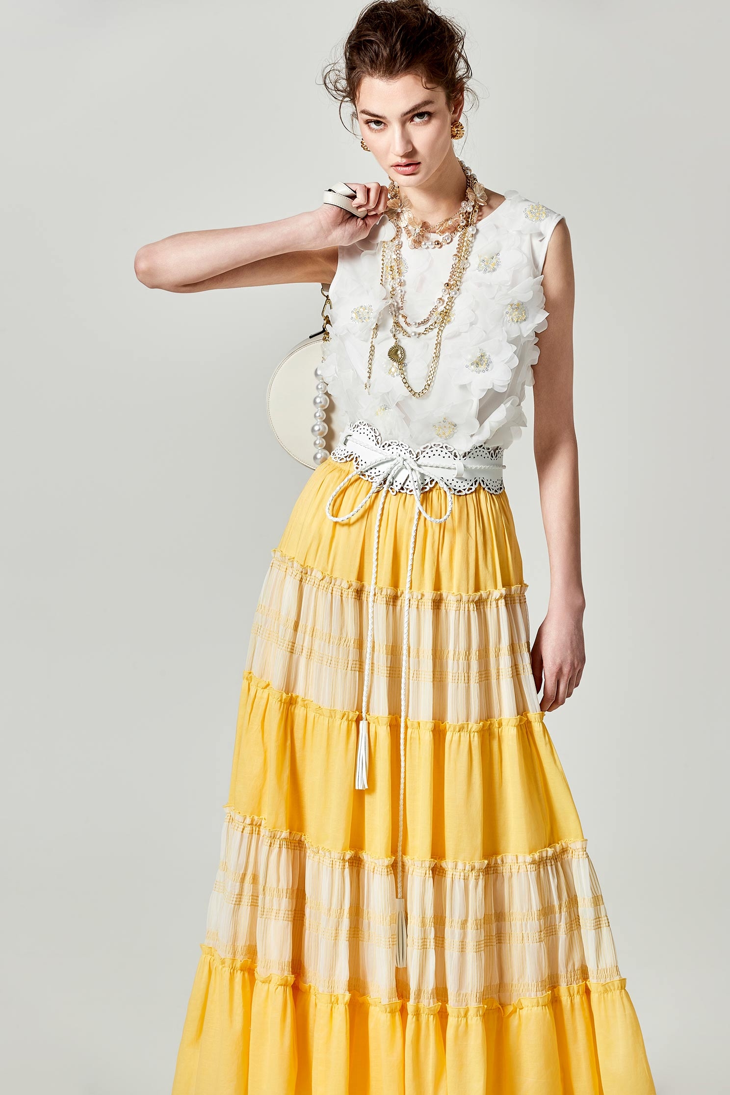 五彩珠珠佐亮片花朵上衣五彩珠珠佐亮片花朵上衣,一般背心,一般背心馬甲,上衣,人氣商品,刺繡,春夏穿搭,白色背心,約會特輯,背心,花花世界