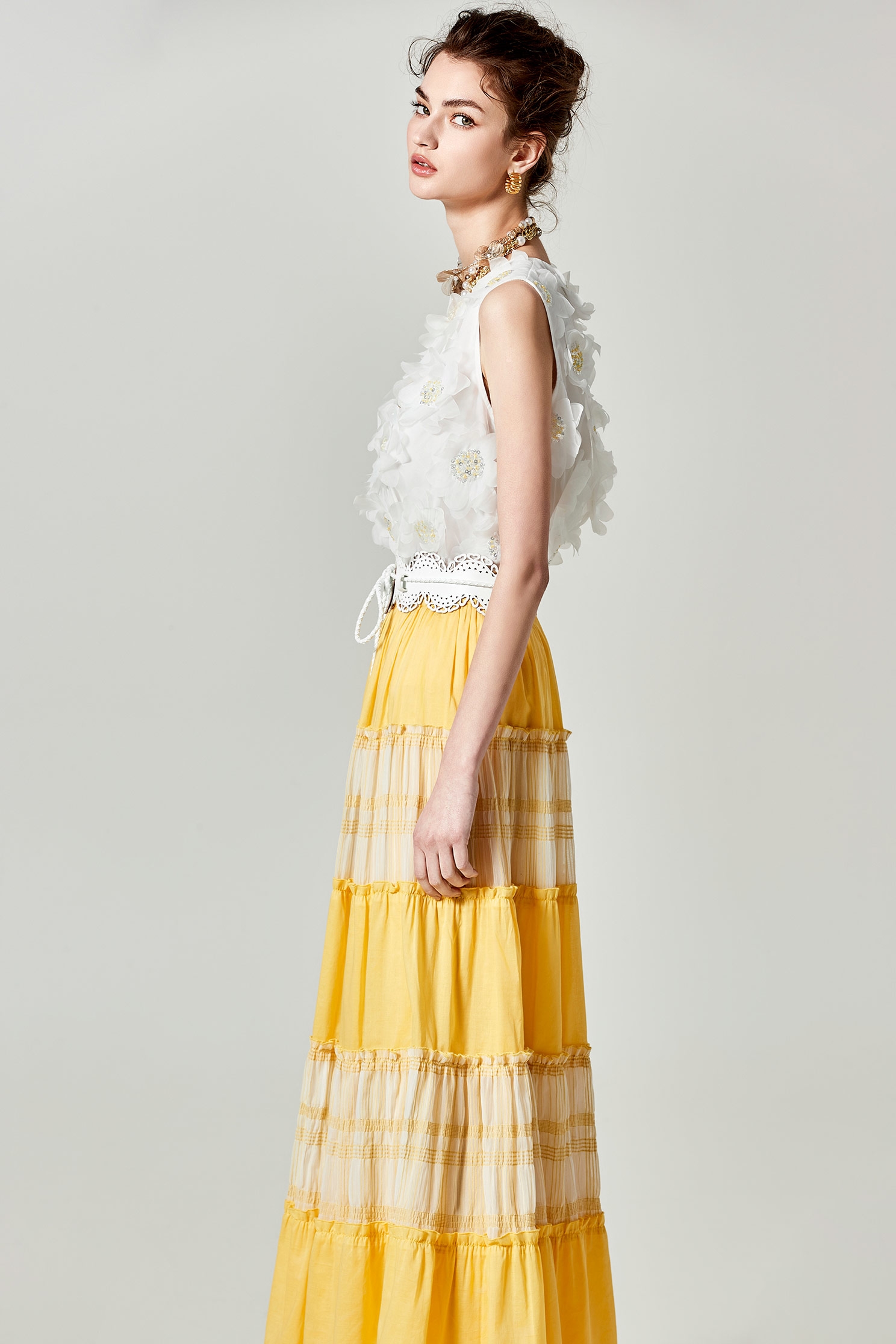 五彩珠珠佐亮片花朵上衣五彩珠珠佐亮片花朵上衣,一般背心,一般背心馬甲,上衣,人氣商品,刺繡,春夏穿搭,白色背心,約會特輯,背心,花花世界