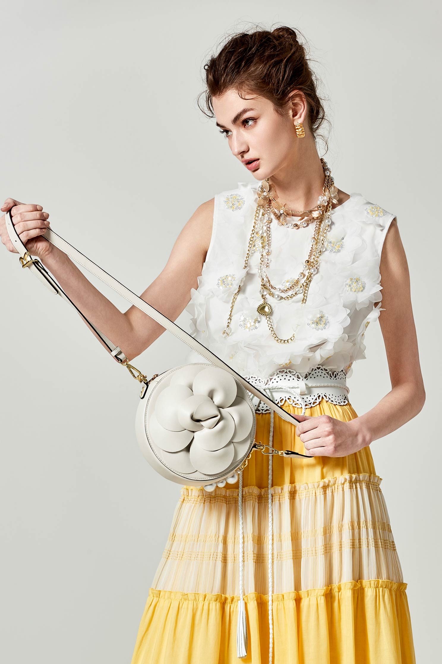 五彩珠珠佐亮片花朵上衣五彩珠珠佐亮片花朵上衣,一般背心,一般背心馬甲,上衣,人氣商品,刺繡,春夏穿搭,白色背心,約會特輯,背心,花花世界