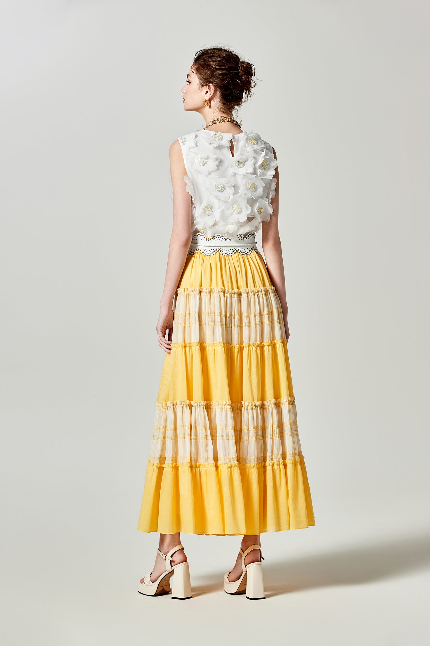 五彩珠珠佐亮片花朵上衣五彩珠珠佐亮片花朵上衣,一般背心,一般背心馬甲,上衣,人氣商品,刺繡,春夏穿搭,白色背心,約會特輯,背心,花花世界