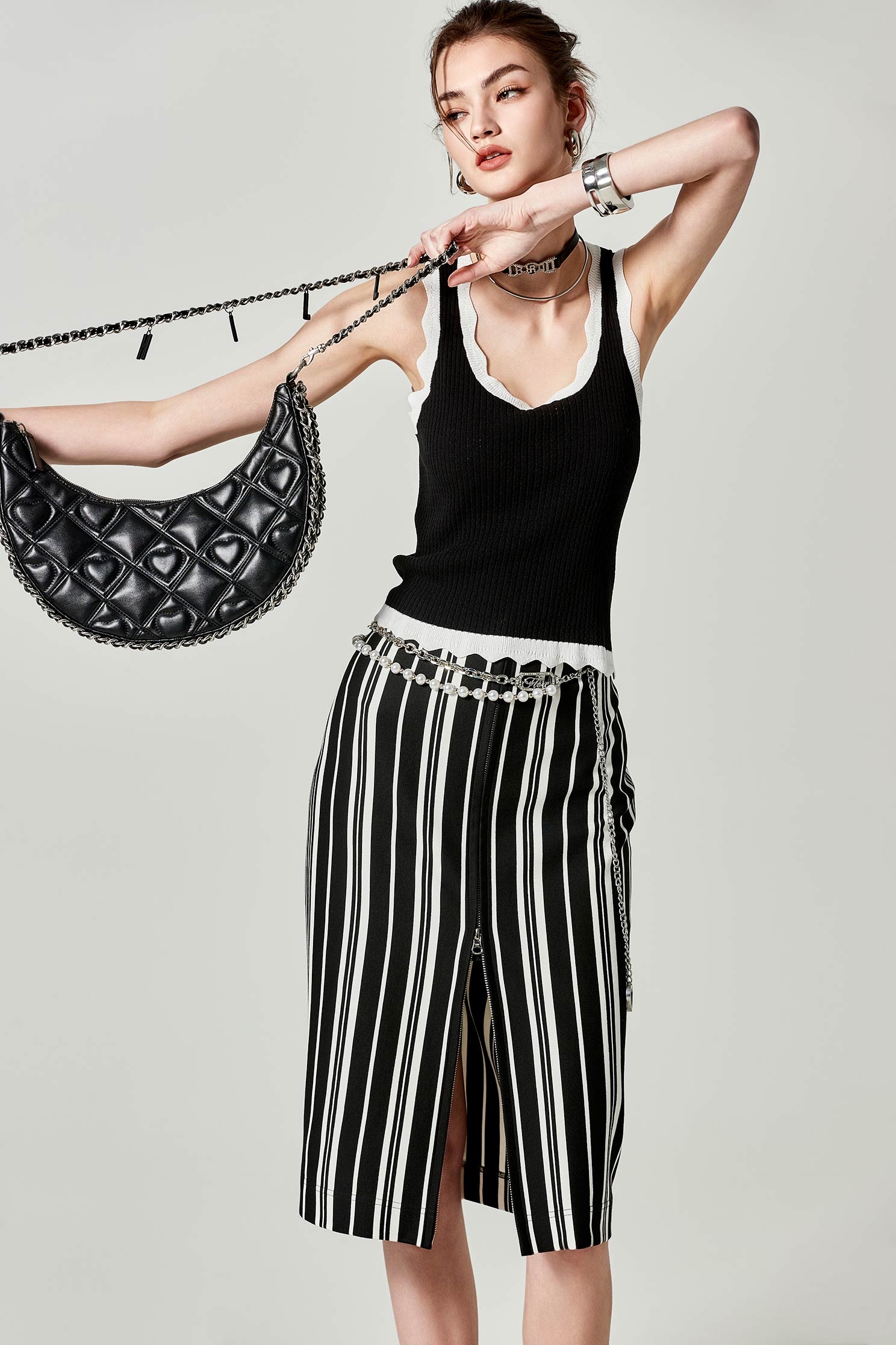 黑白配色弧度花邊造型背心黑白配色弧度花邊造型背心,一般背心,一般背心馬甲,人氣商品,春夏穿搭,背心,針織,針織背心,黑色上衣,黑色背心