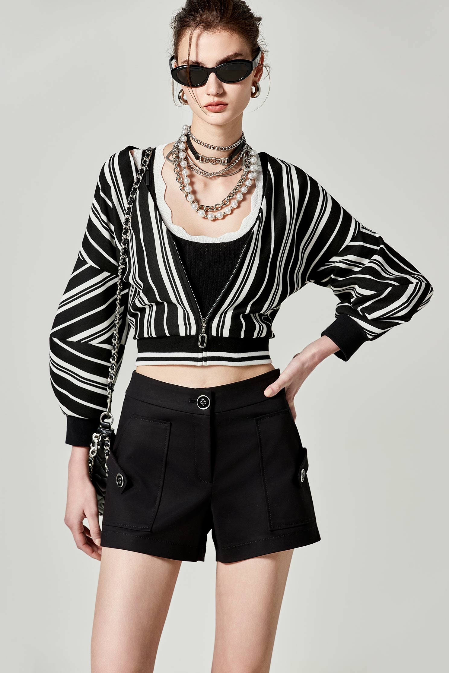 黑白配色弧度花邊造型背心黑白配色弧度花邊造型背心,一般背心,一般背心馬甲,人氣商品,春夏穿搭,背心,針織,針織背心,黑色上衣,黑色背心