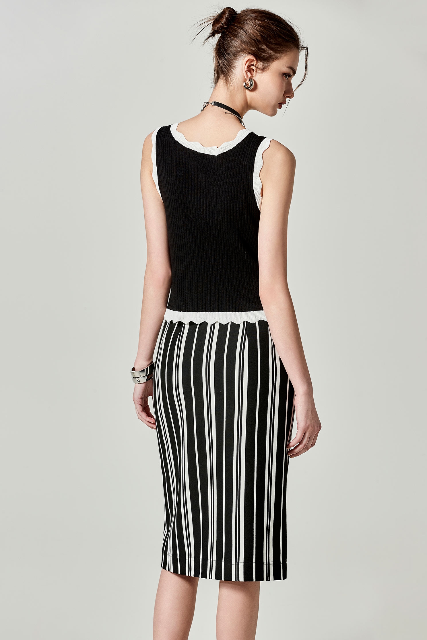 黑白配色弧度花邊造型背心黑白配色弧度花邊造型背心,一般背心,一般背心馬甲,人氣商品,春夏穿搭,背心,針織,針織背心,黑色上衣,黑色背心