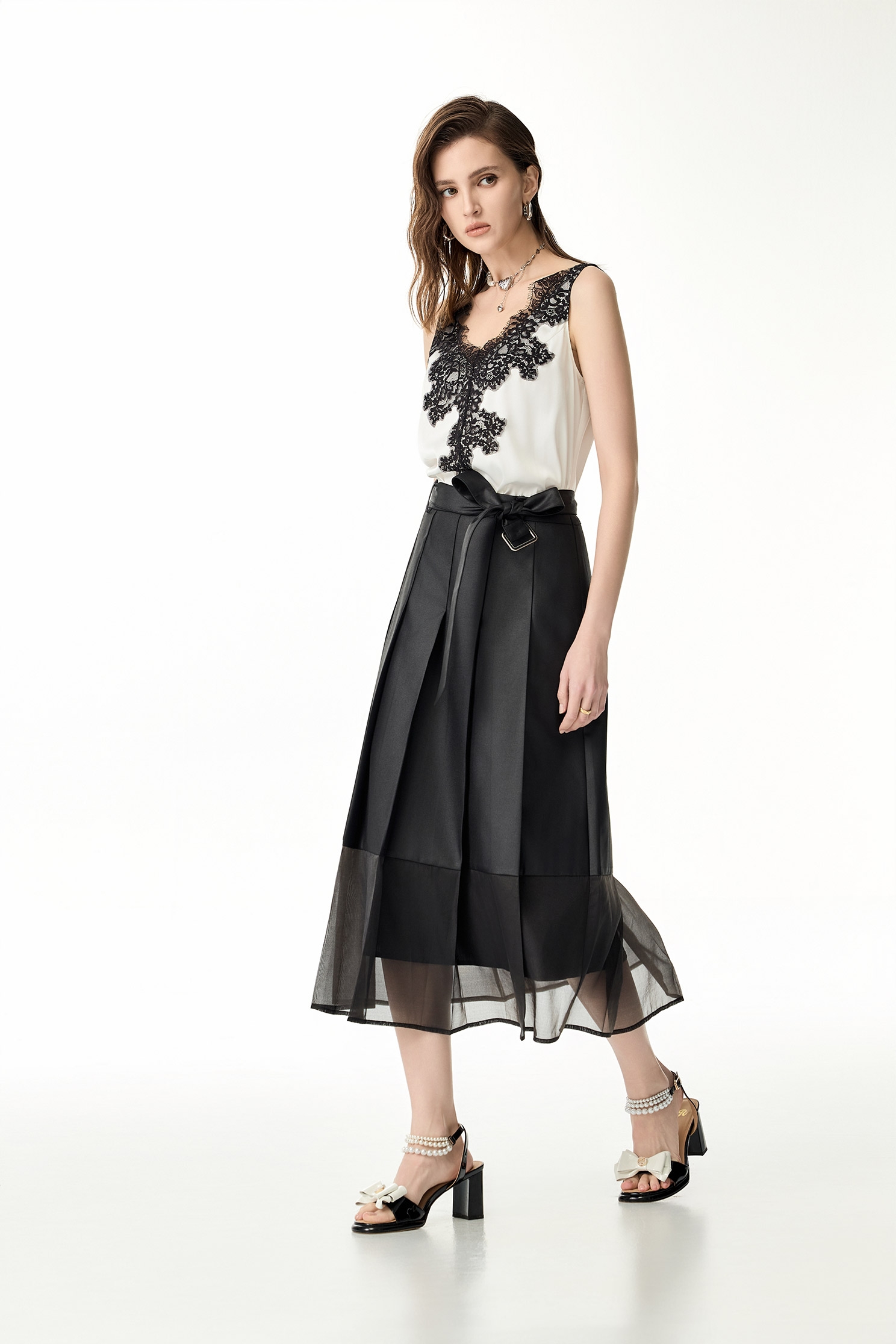 深V黑蕾絲沙典背心上衣深V黑蕾絲沙典背心上衣,一般背心,一般背心馬甲,上衣,春夏穿搭,背心,蕾絲,蕾絲上衣,蕾絲背心