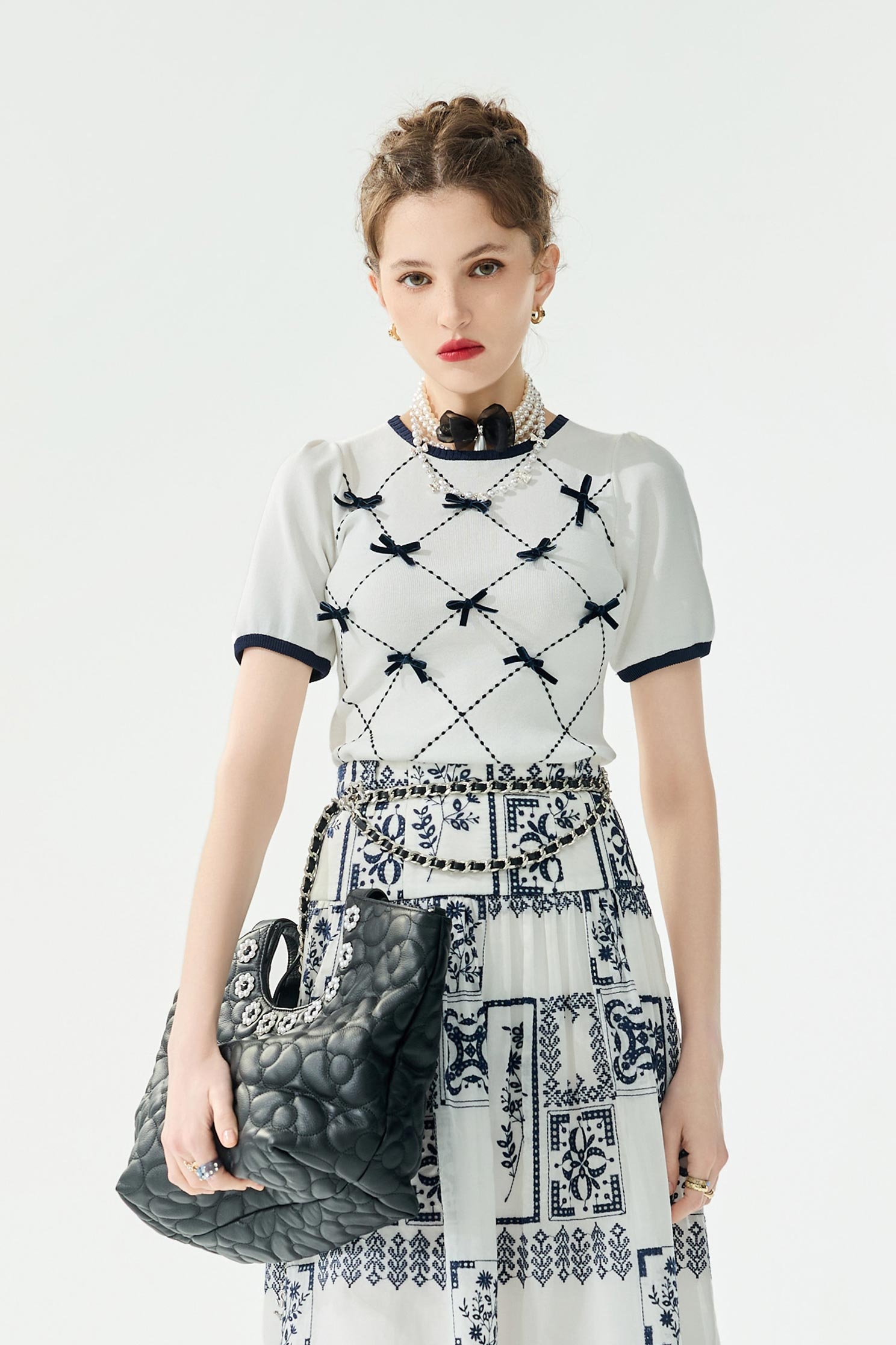 綴配色蝴蝶結針織上衣綴配色蝴蝶結針織上衣,上衣,刺繡,春夏穿搭,格紋,白色上衣,蝴蝶結,針織,針織衫