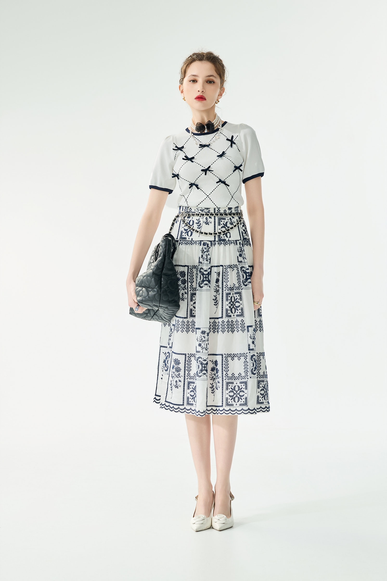 綴配色蝴蝶結針織上衣綴配色蝴蝶結針織上衣,上衣,刺繡,春夏穿搭,格紋,白色上衣,蝴蝶結,針織,針織衫