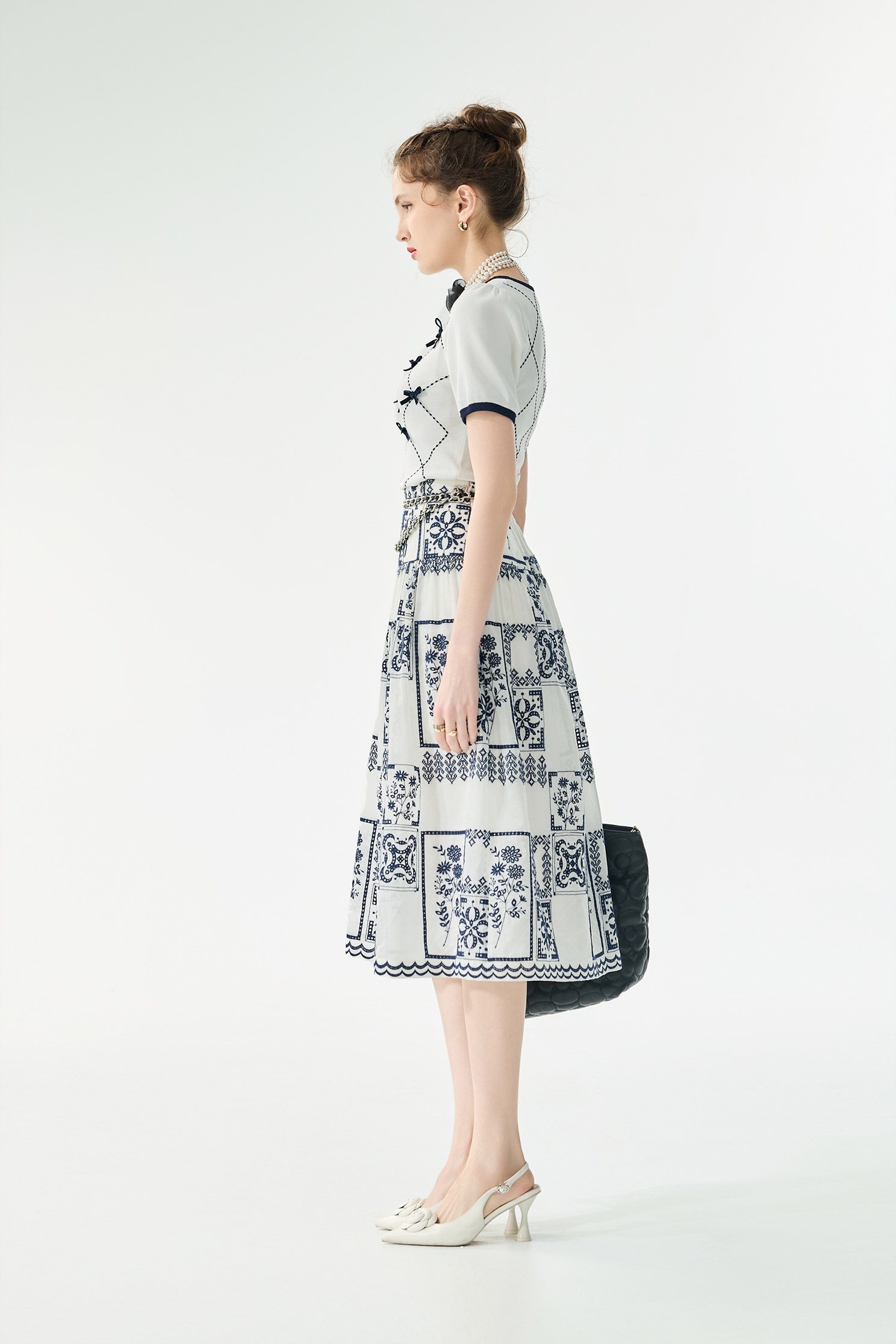 綴配色蝴蝶結針織上衣綴配色蝴蝶結針織上衣,上衣,刺繡,春夏穿搭,格紋,白色上衣,蝴蝶結,針織,針織衫