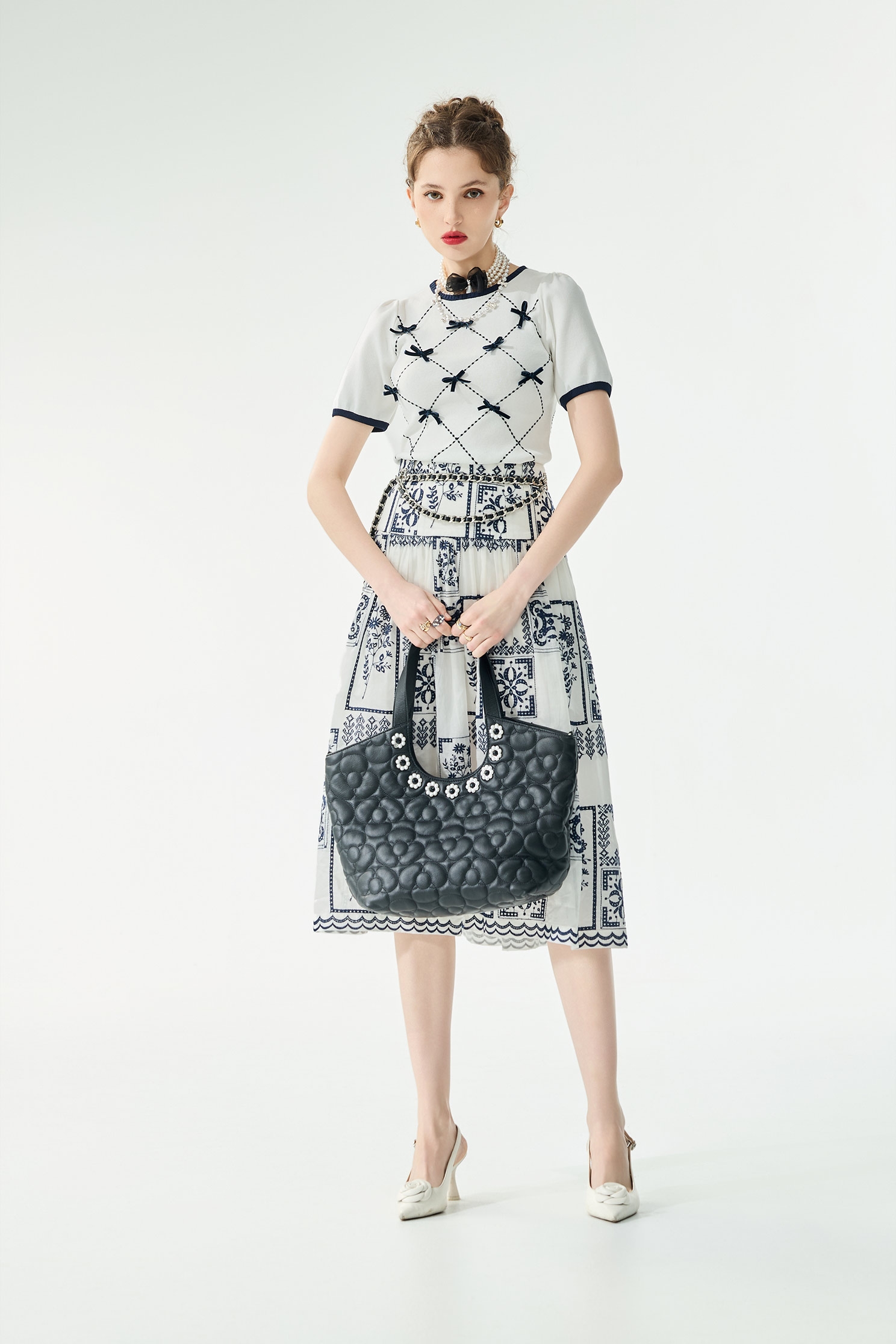 綴配色蝴蝶結針織上衣綴配色蝴蝶結針織上衣,上衣,刺繡,春夏穿搭,格紋,白色上衣,蝴蝶結,針織,針織衫