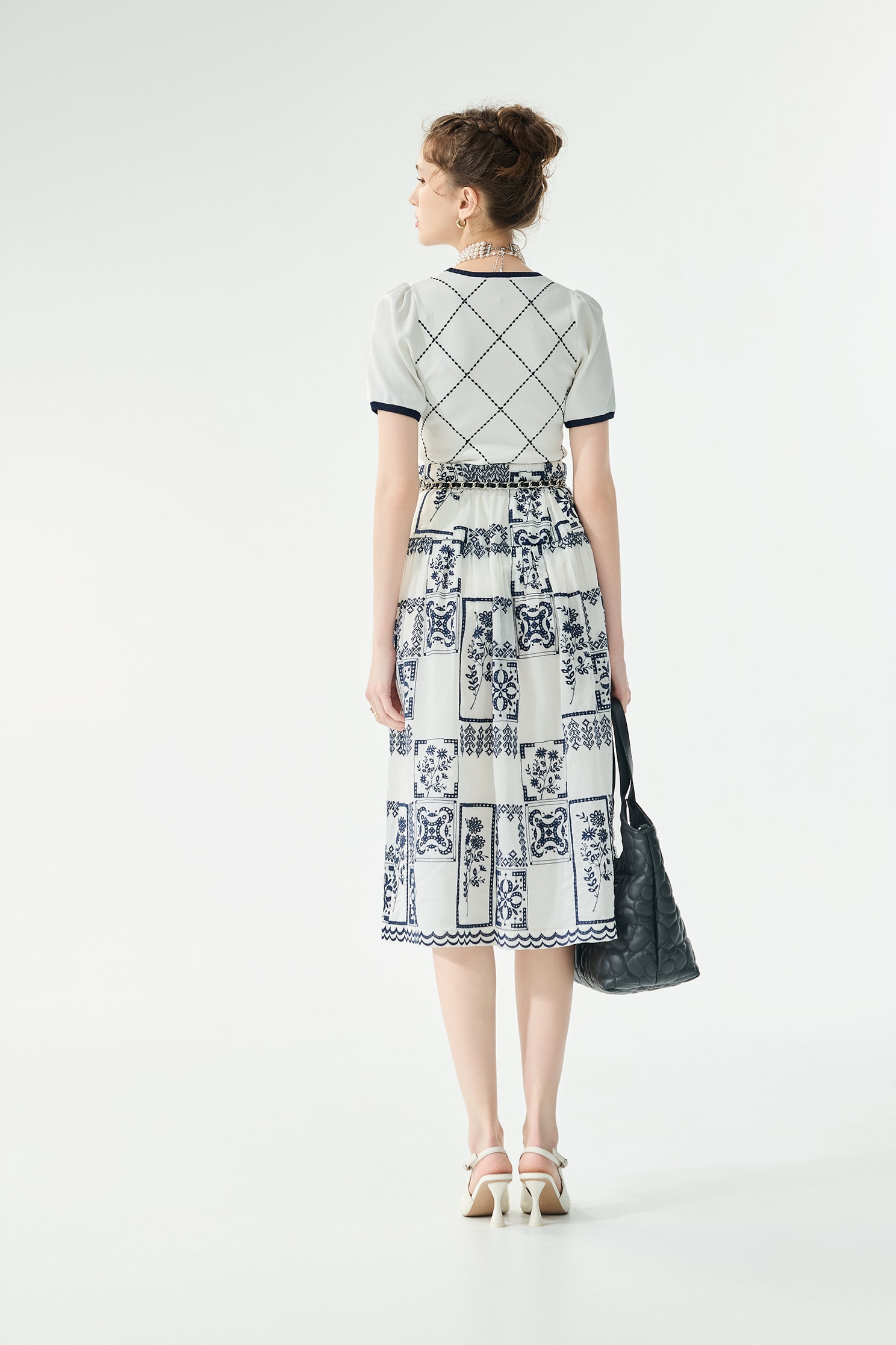 綴配色蝴蝶結針織上衣綴配色蝴蝶結針織上衣,上衣,刺繡,春夏穿搭,格紋,白色上衣,蝴蝶結,針織,針織衫