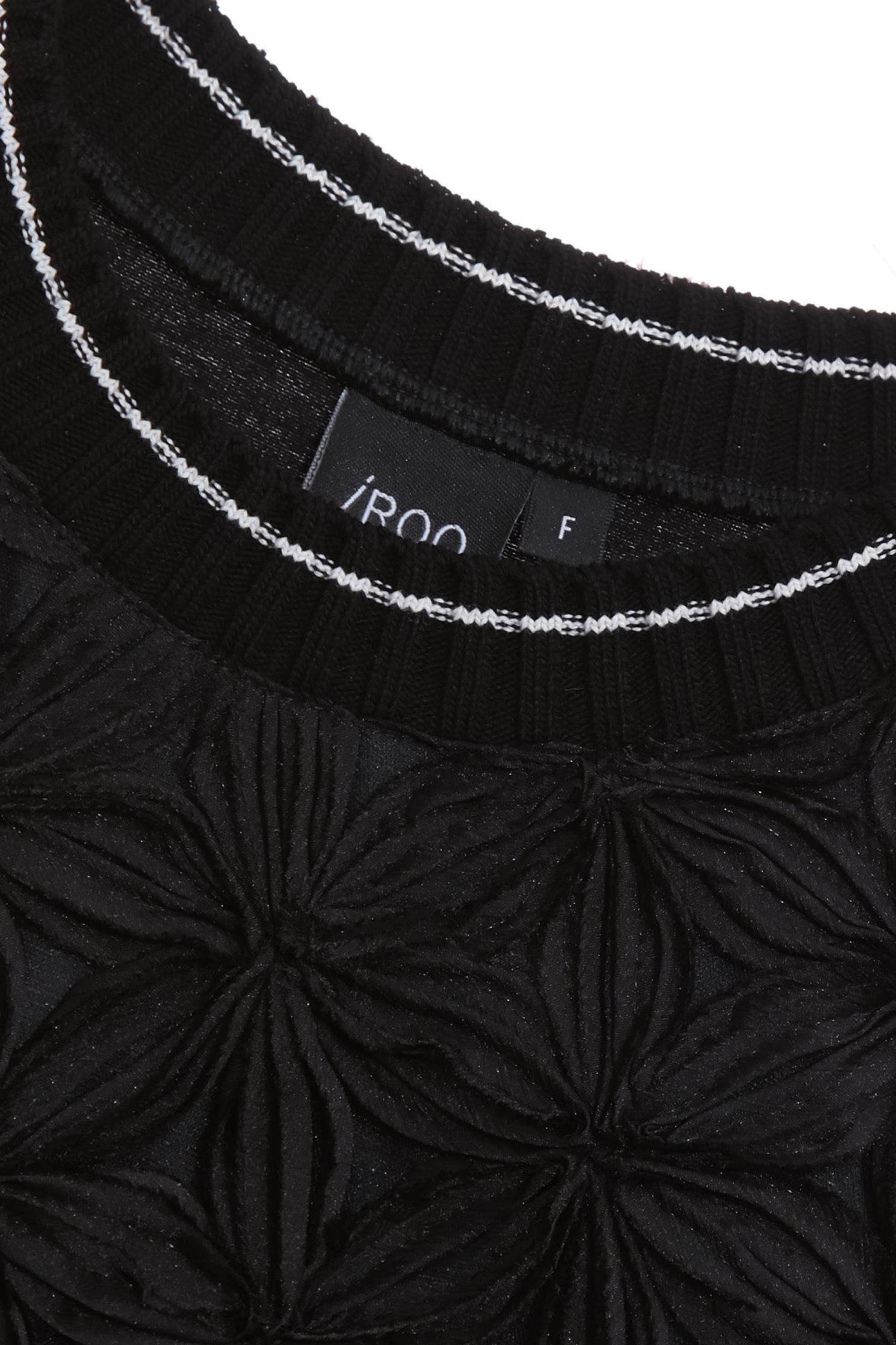 立體花朵異材拼接單品立體花朵異材拼接單品,上衣,春夏穿搭,蕾絲,黑色上衣