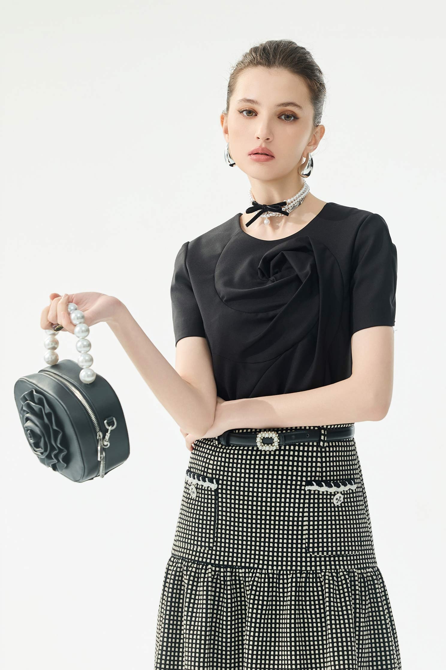 立體切割繞花上衣立體切割繞花上衣,上衣,春夏穿搭,黑色上衣