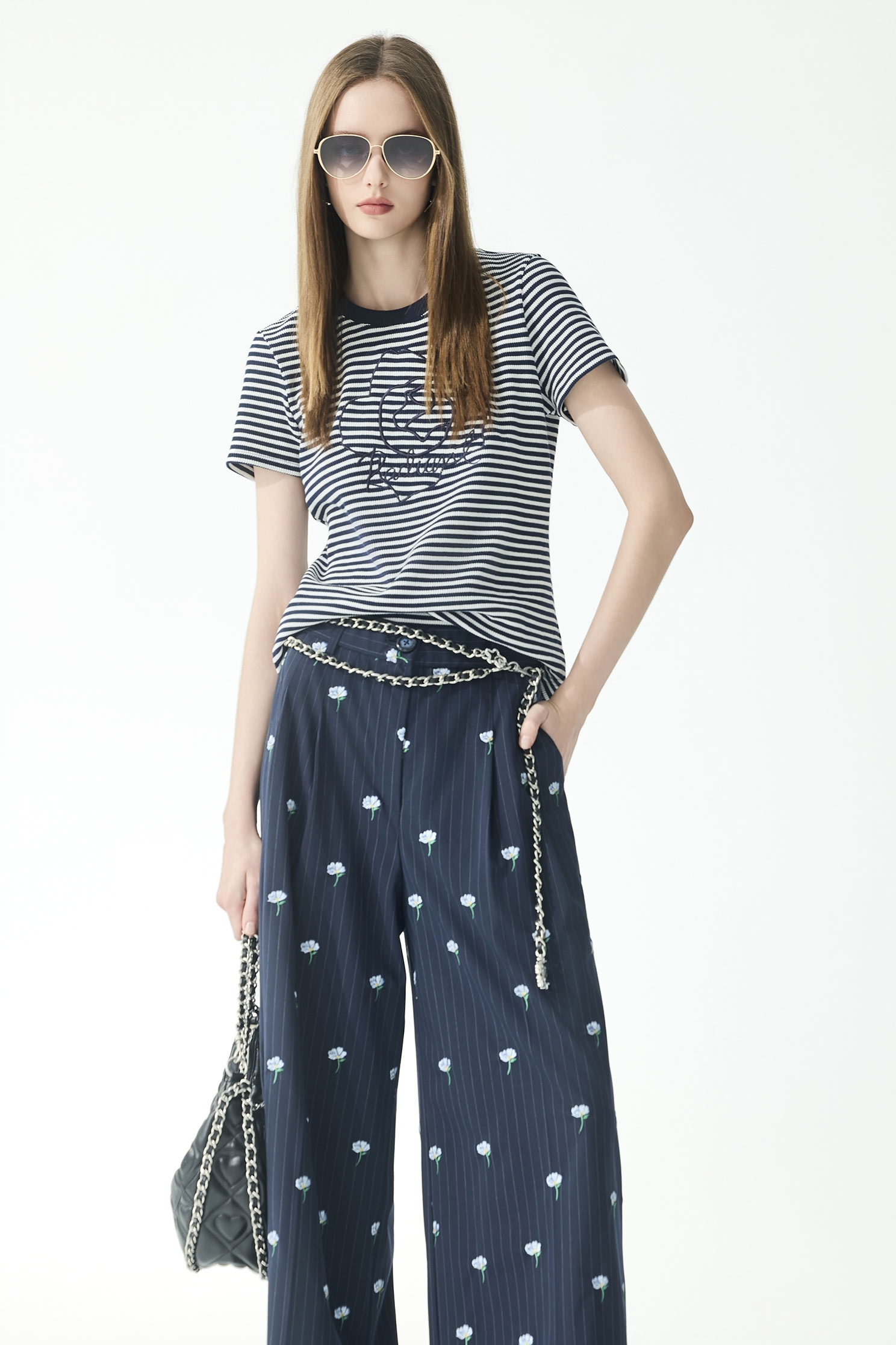 玫瑰花刺繡單品Ｔ恤上衣玫瑰花刺繡單品Ｔ恤上衣,上衣,刺繡,春夏穿搭,條紋,純棉