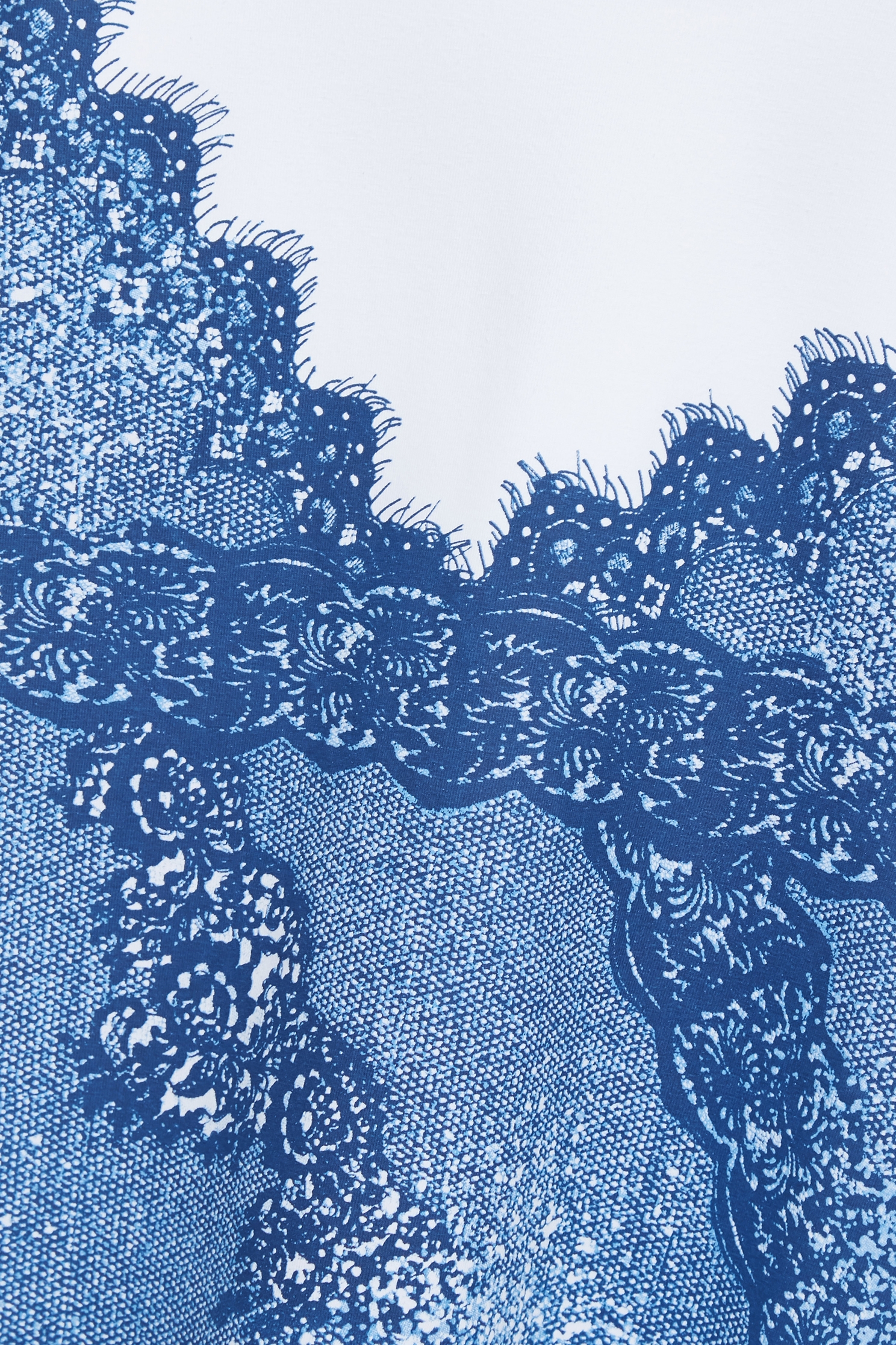 綴單寧藍蕾絲印花Ｔ恤上衣綴單寧藍蕾絲印花Ｔ恤上衣,上衣,丹寧,春夏穿搭,白色上衣,純棉,蕾絲