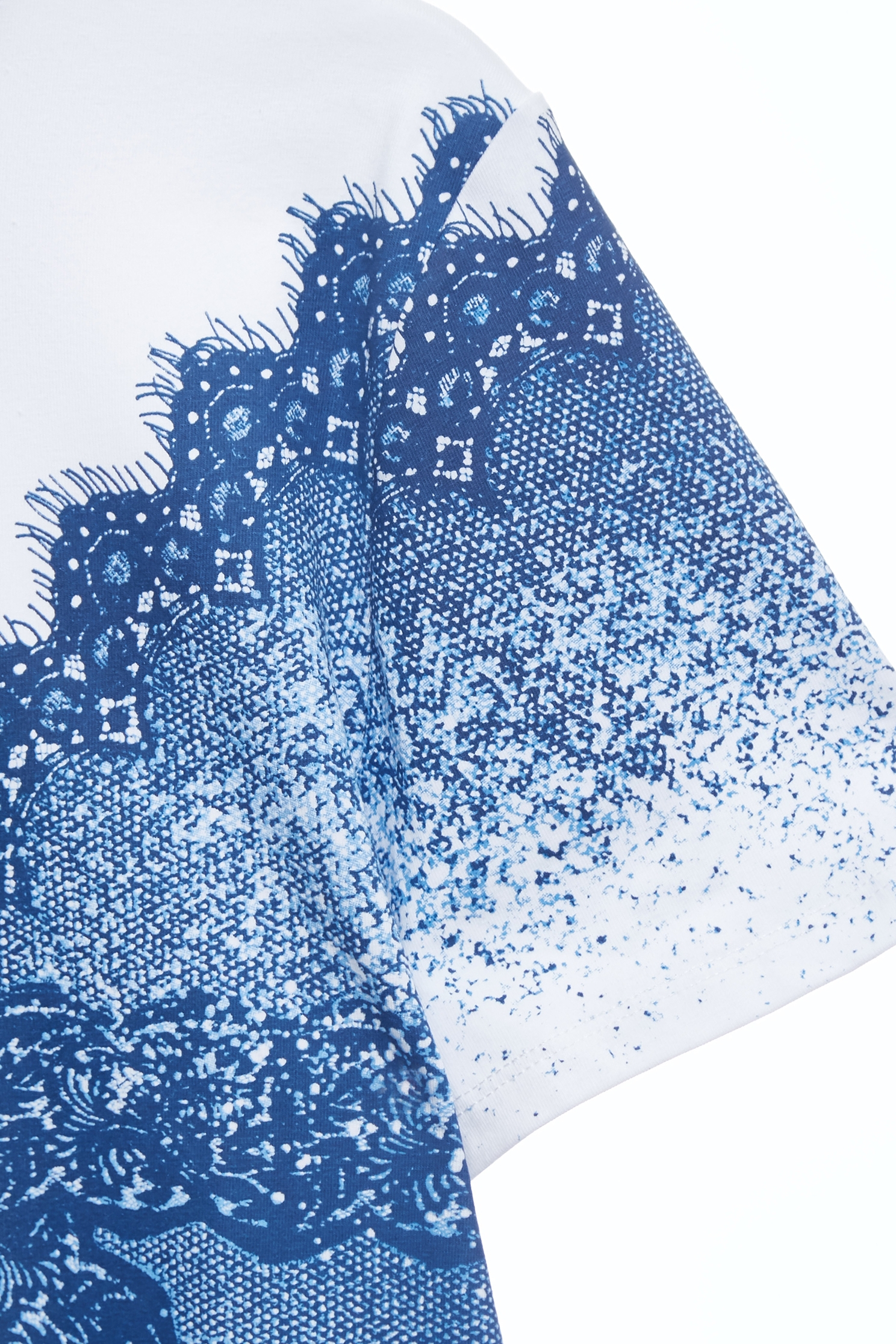 綴單寧藍蕾絲印花Ｔ恤上衣綴單寧藍蕾絲印花Ｔ恤上衣,上衣,丹寧,春夏穿搭,白色上衣,純棉,蕾絲