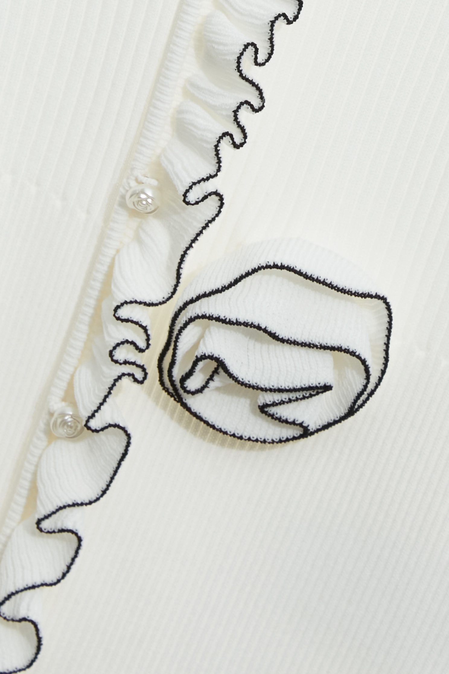 V領繞花坑條針織單品V領繞花坑條針織單品,上衣,春夏穿搭,白色上衣,荷葉,針織,針織衫