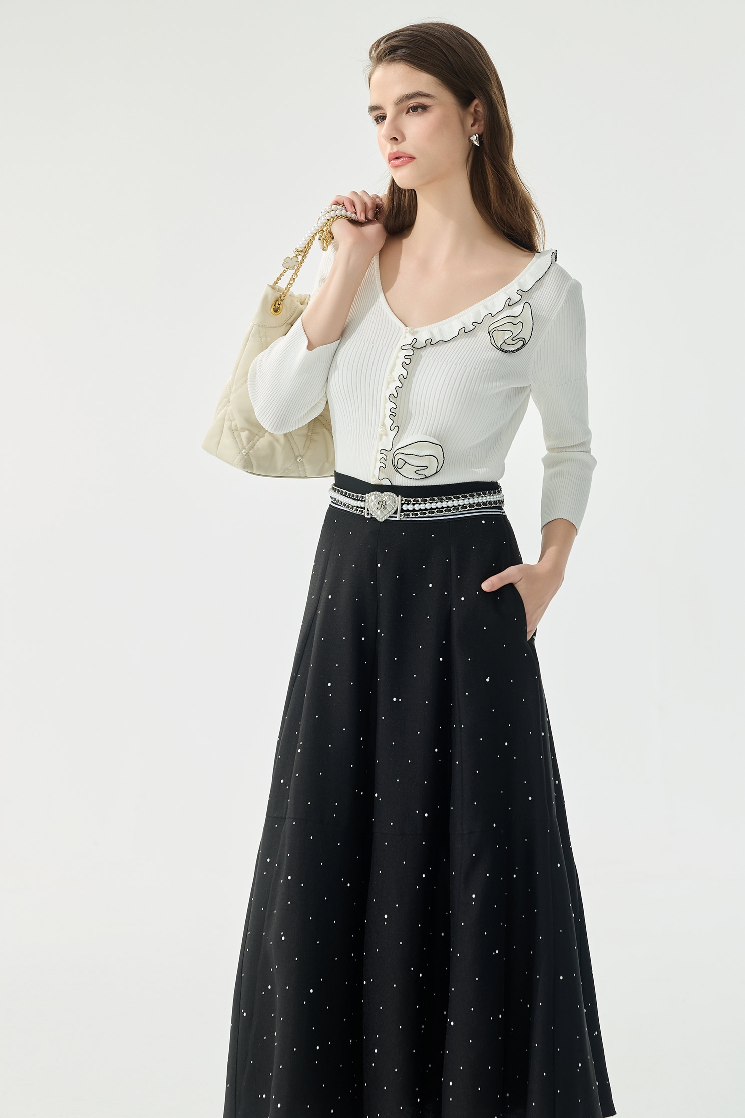 V領繞花坑條針織單品V領繞花坑條針織單品,上衣,春夏穿搭,白色上衣,荷葉,針織,針織衫