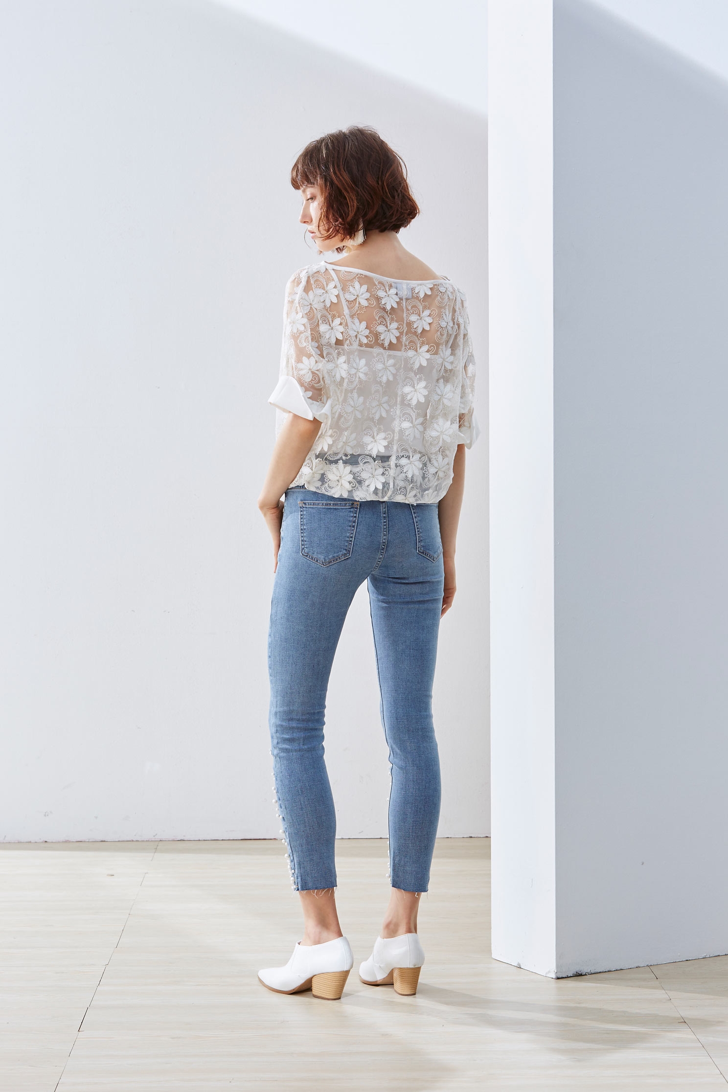 Temperament woman fashion top,Top,embroidery,刺繡上衣,白色上衣,embroidered,繡花上衣,Lace,Laced Top,透膚上衣,長袖上衣,Girlfriends spring tour