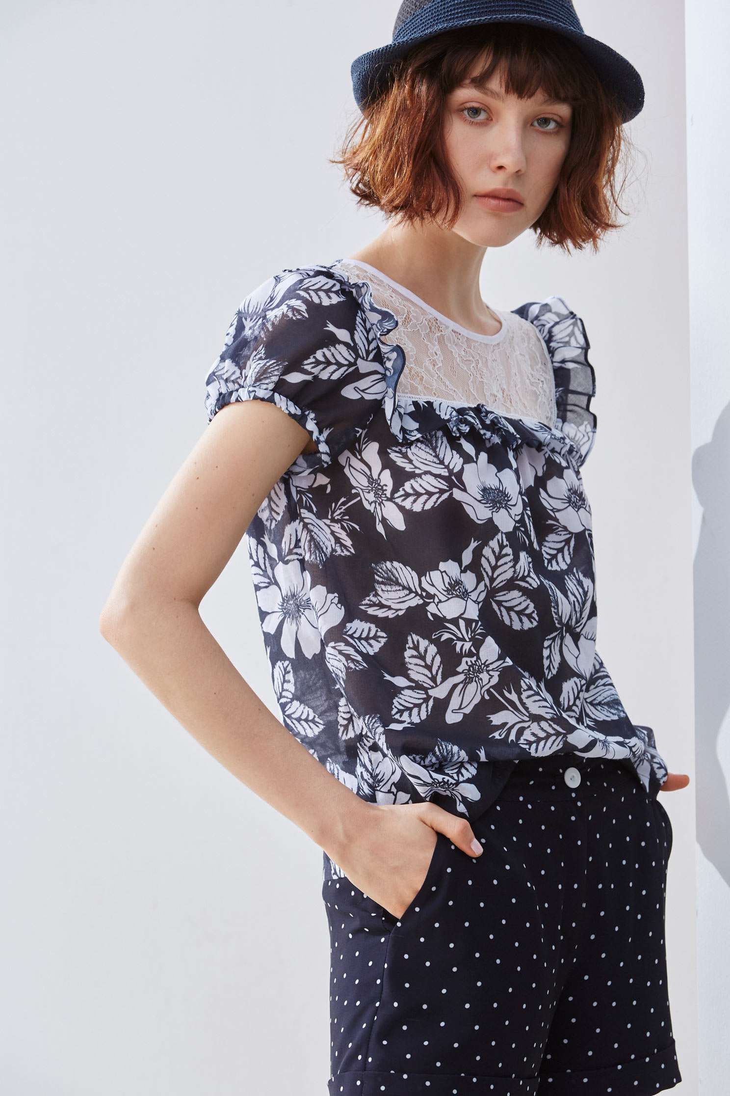 Elegant lace stitching classic top,top,shortsleevetop,lace,lacedtop